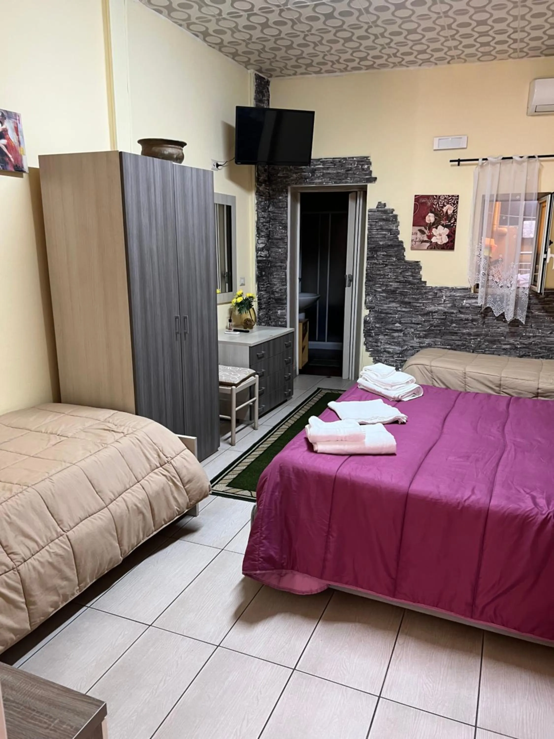 Photo of the whole room, Bed in Golden Dreams B&B