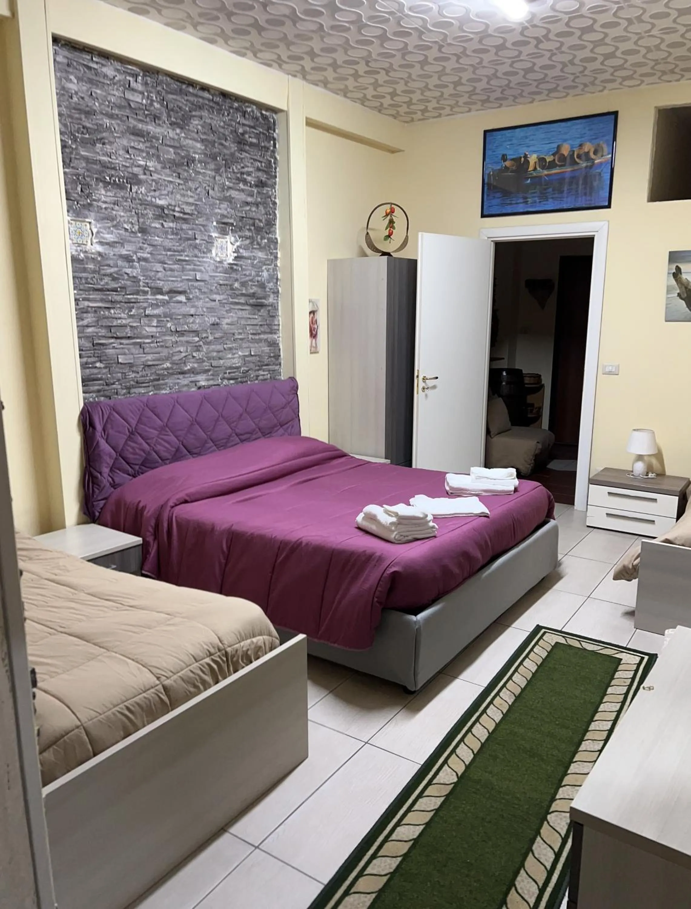 Photo of the whole room, Bed in Golden Dreams B&B