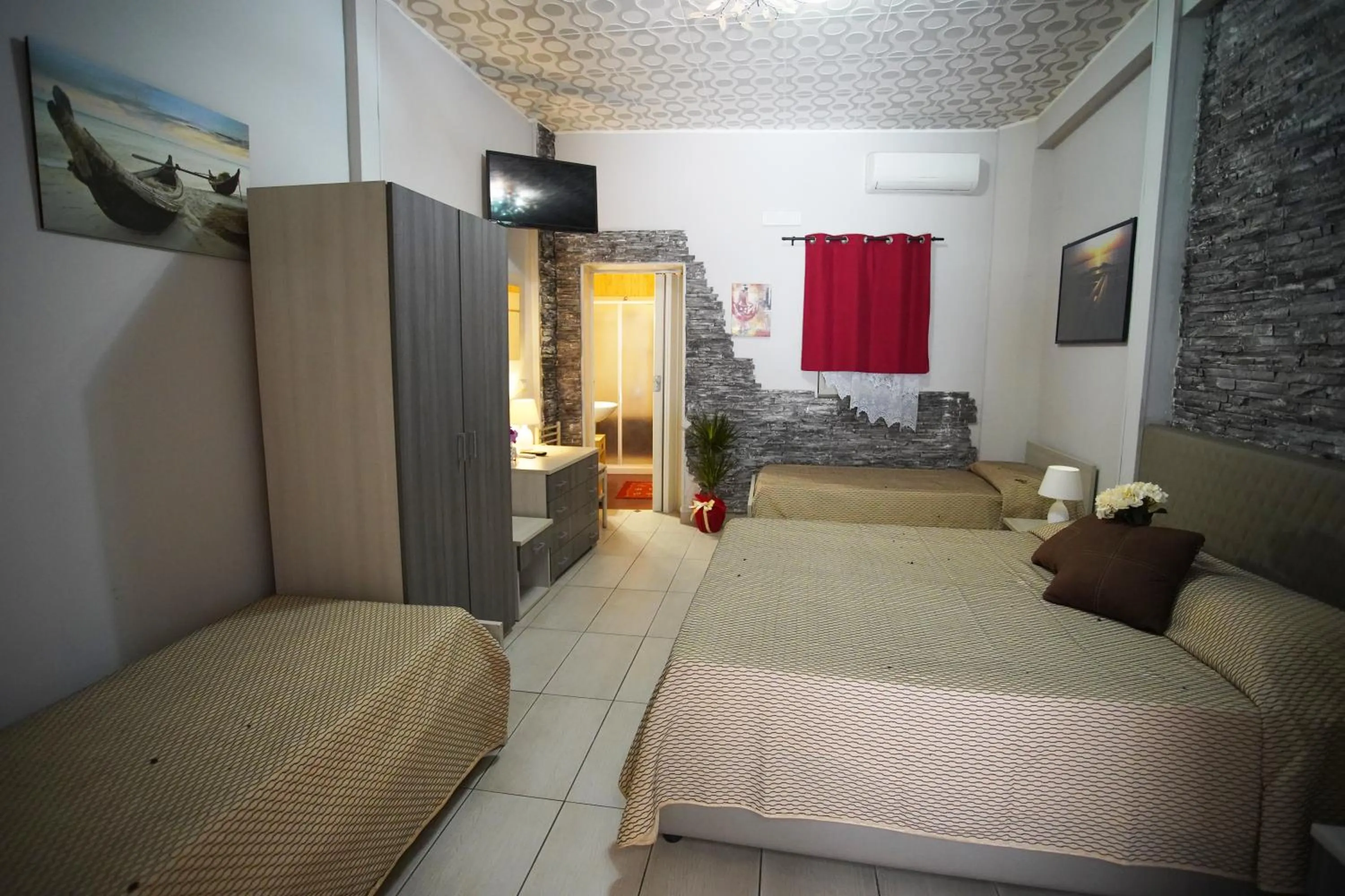 Photo of the whole room, Bed in Golden Dreams B&B