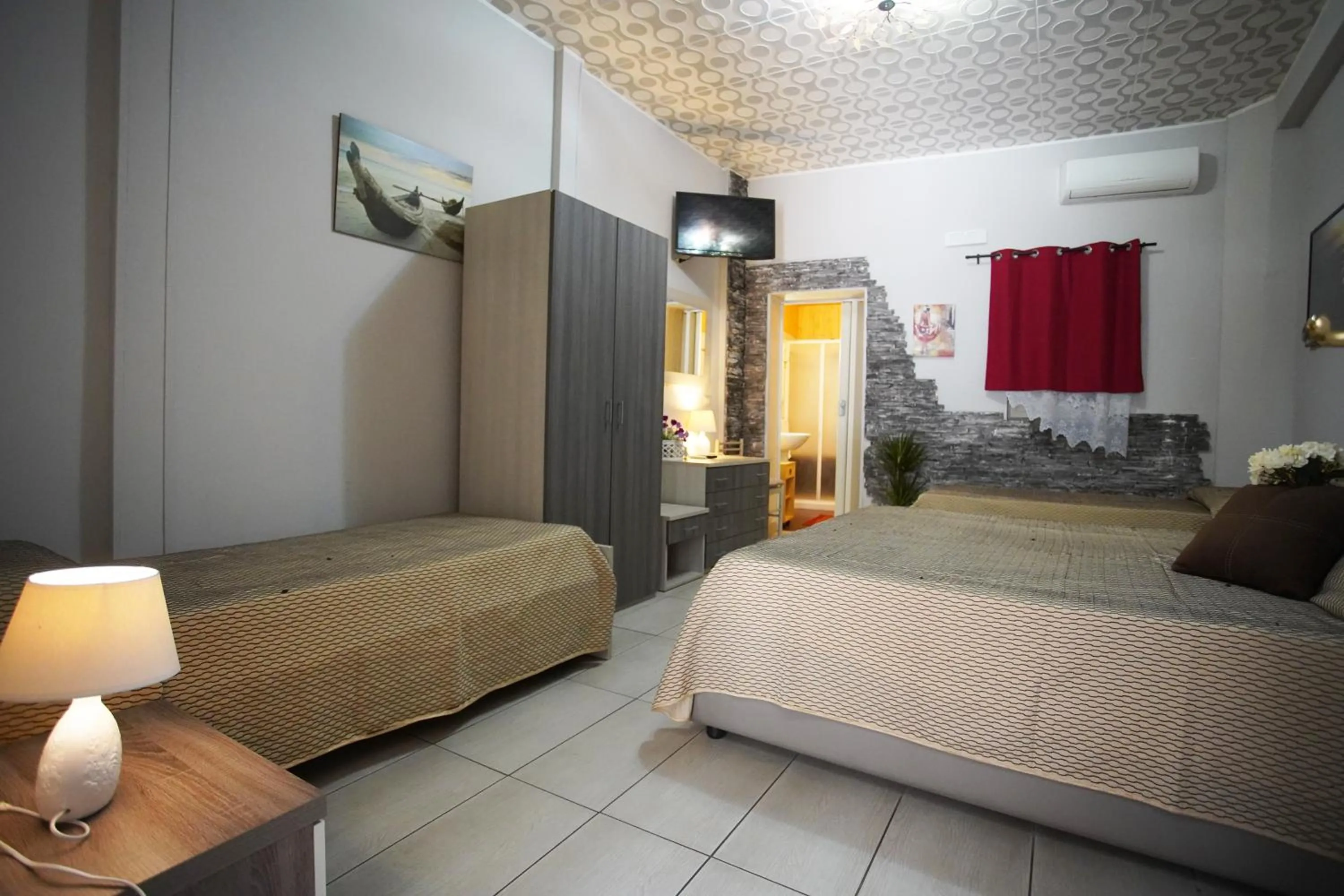 Photo of the whole room, Bed in Golden Dreams B&B