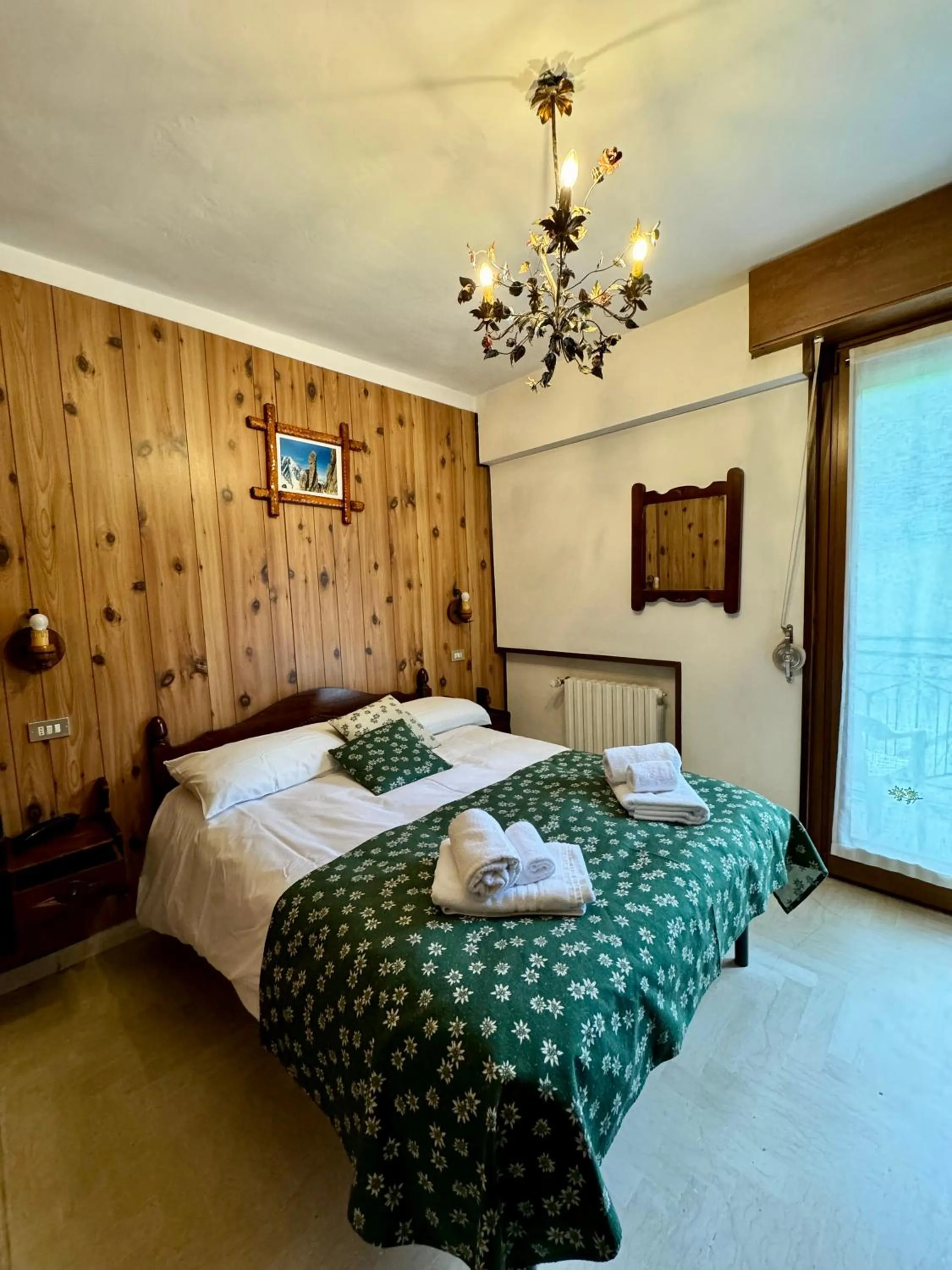 Bedroom, Bed in Hotel Edelweiss