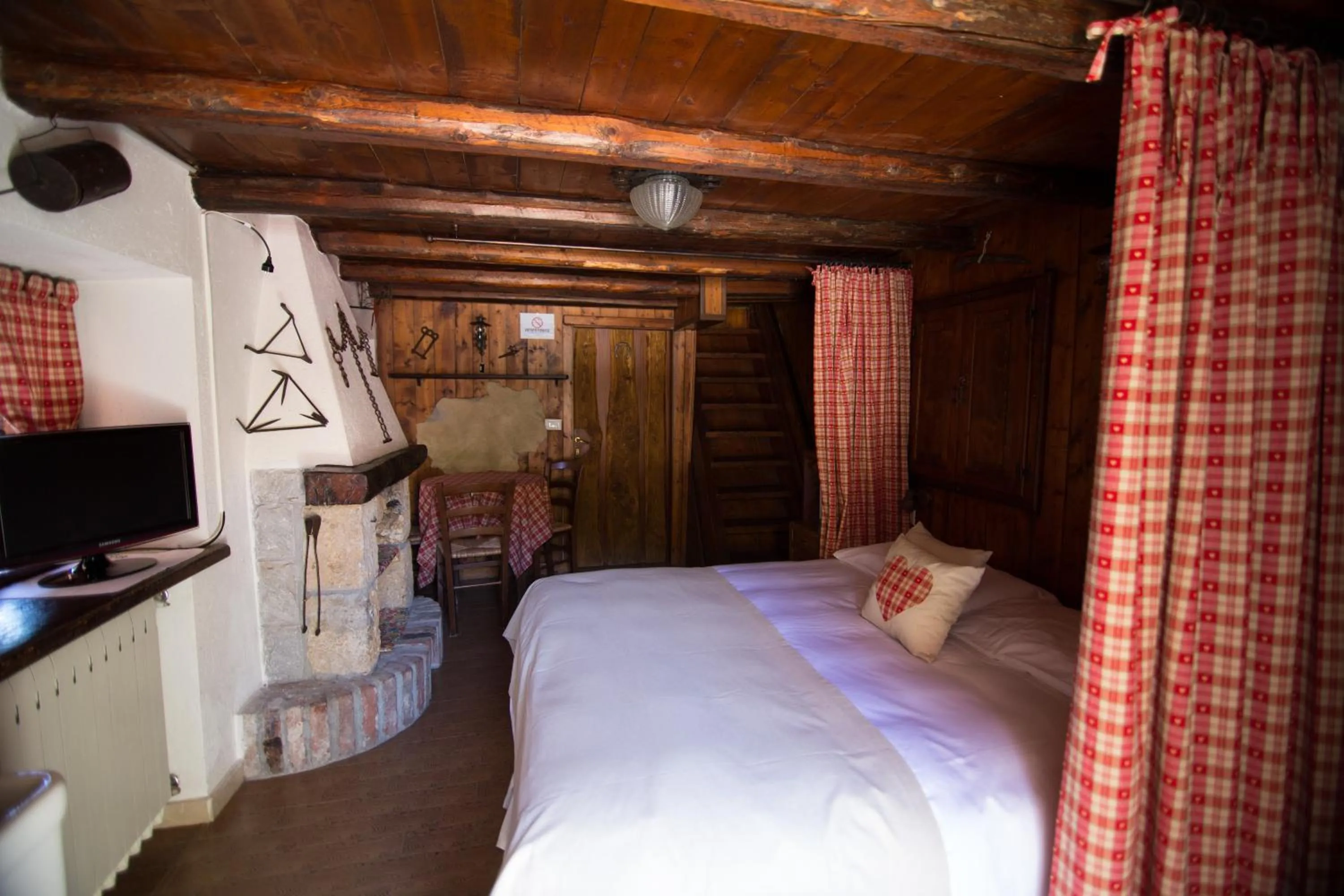 Bedroom, Bed in Hotel Edelweiss