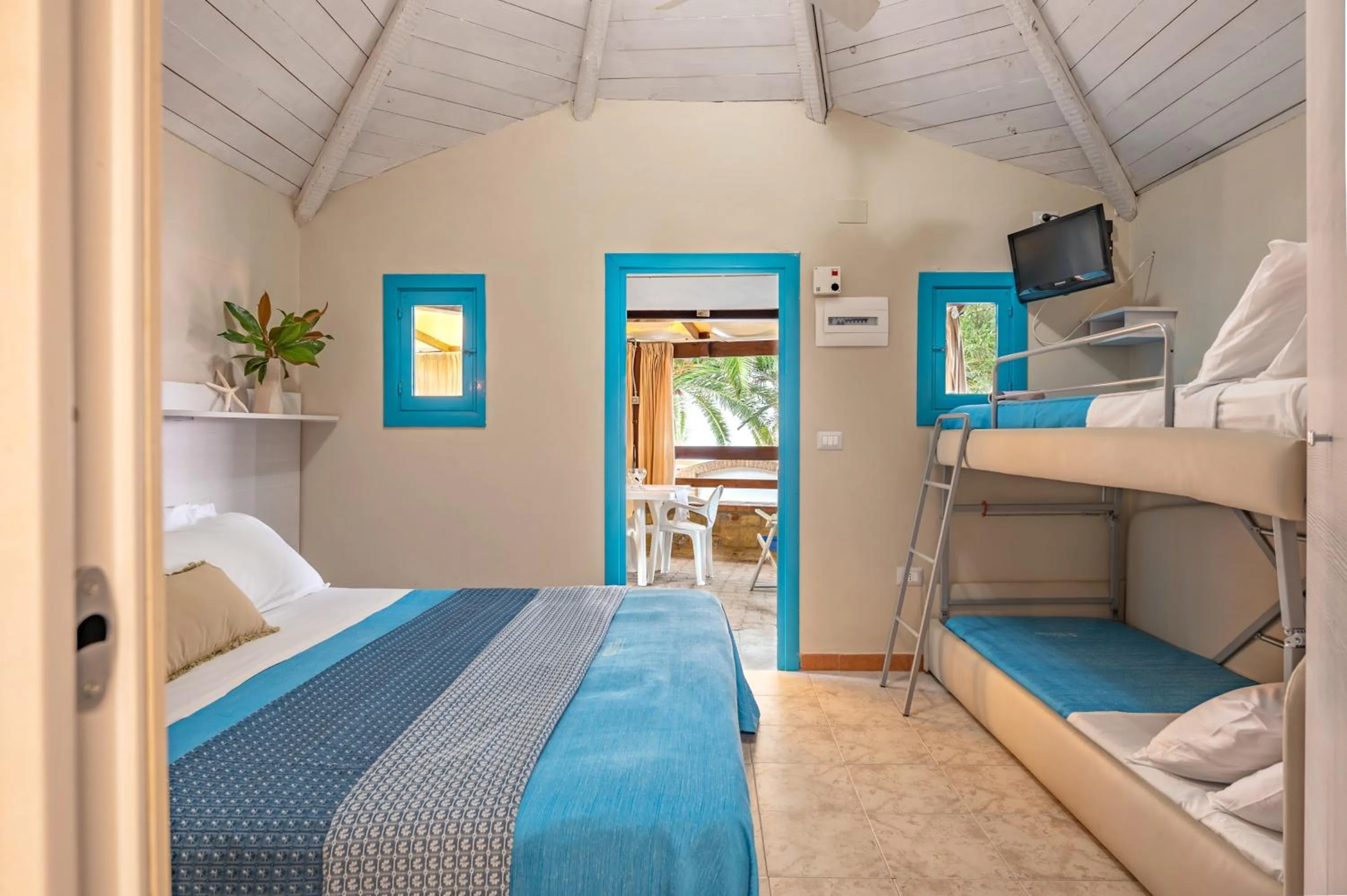 Patio, Bed in Resort Baia del Silenzio