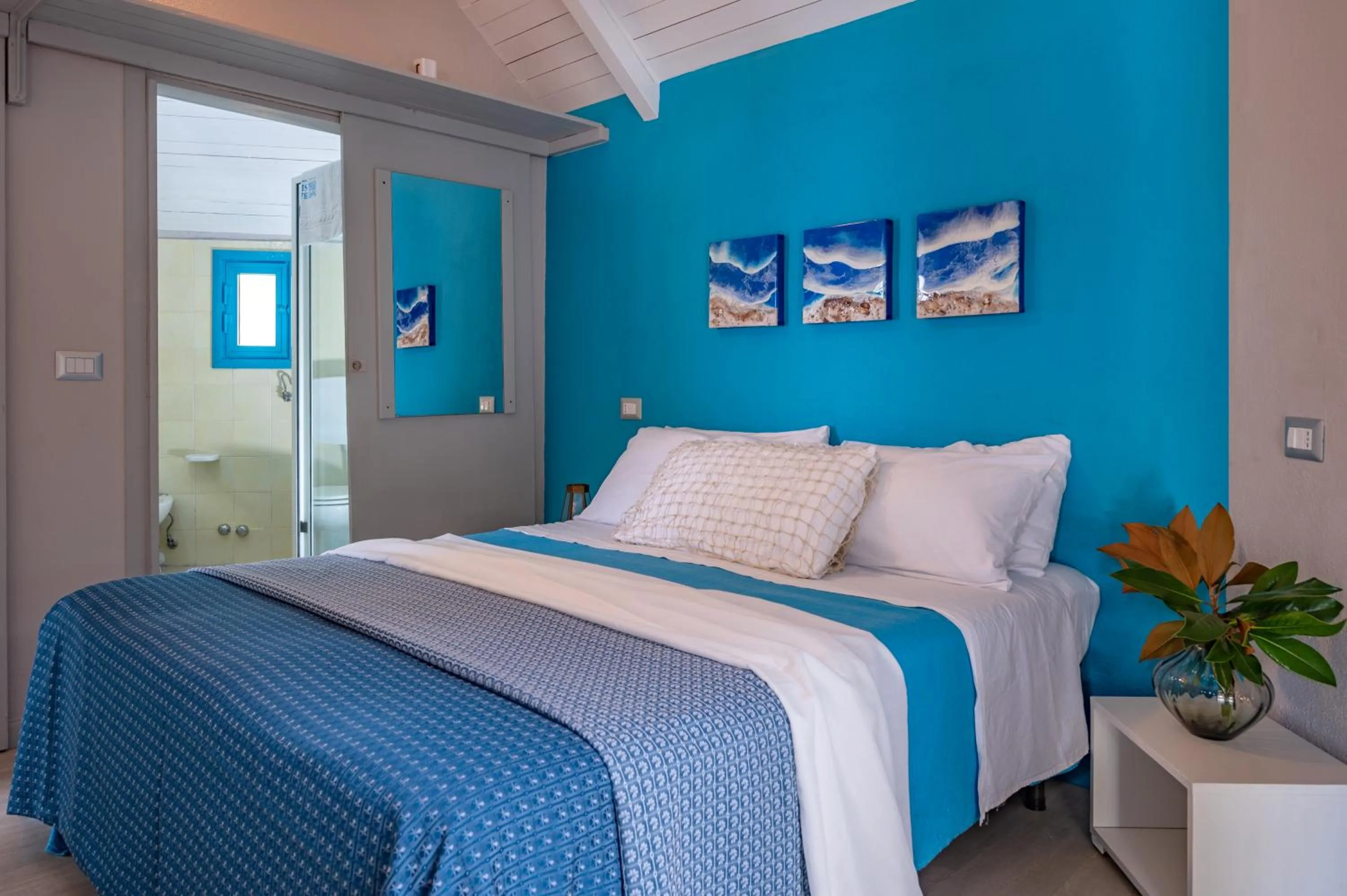 Shower, Bed in Resort Baia del Silenzio