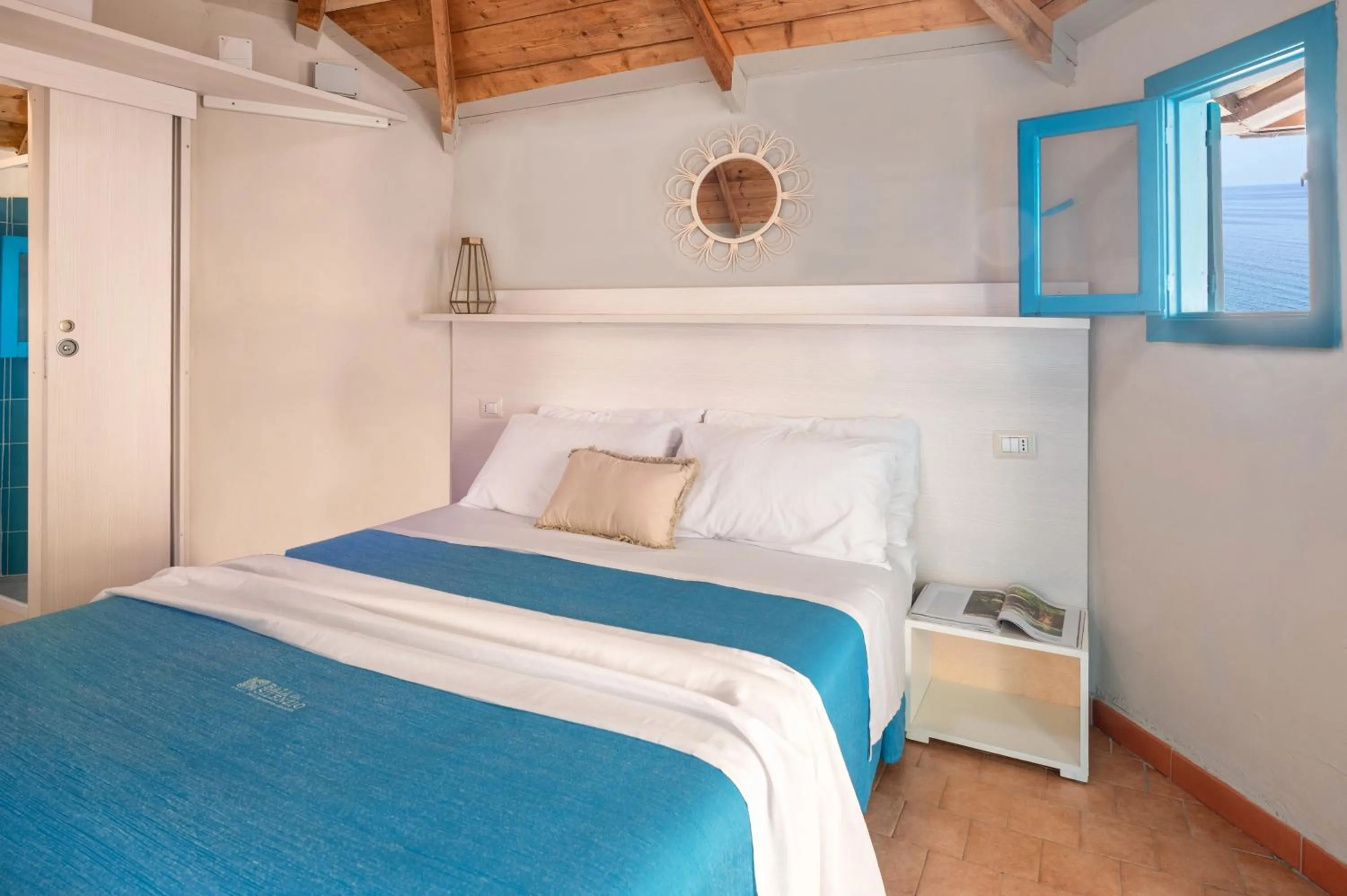 Shower, Bed in Resort Baia del Silenzio