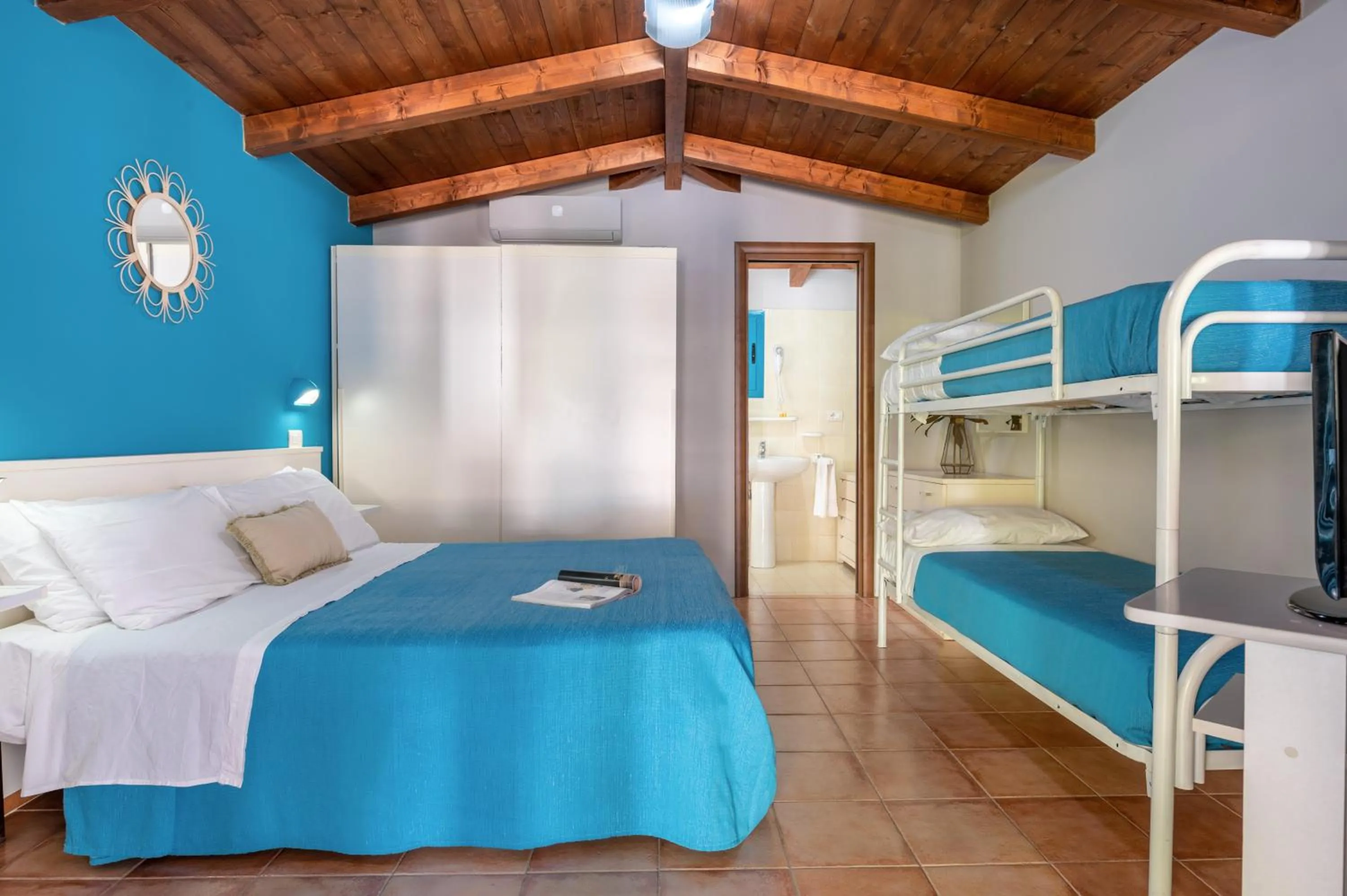 Shower, Bed in Resort Baia del Silenzio