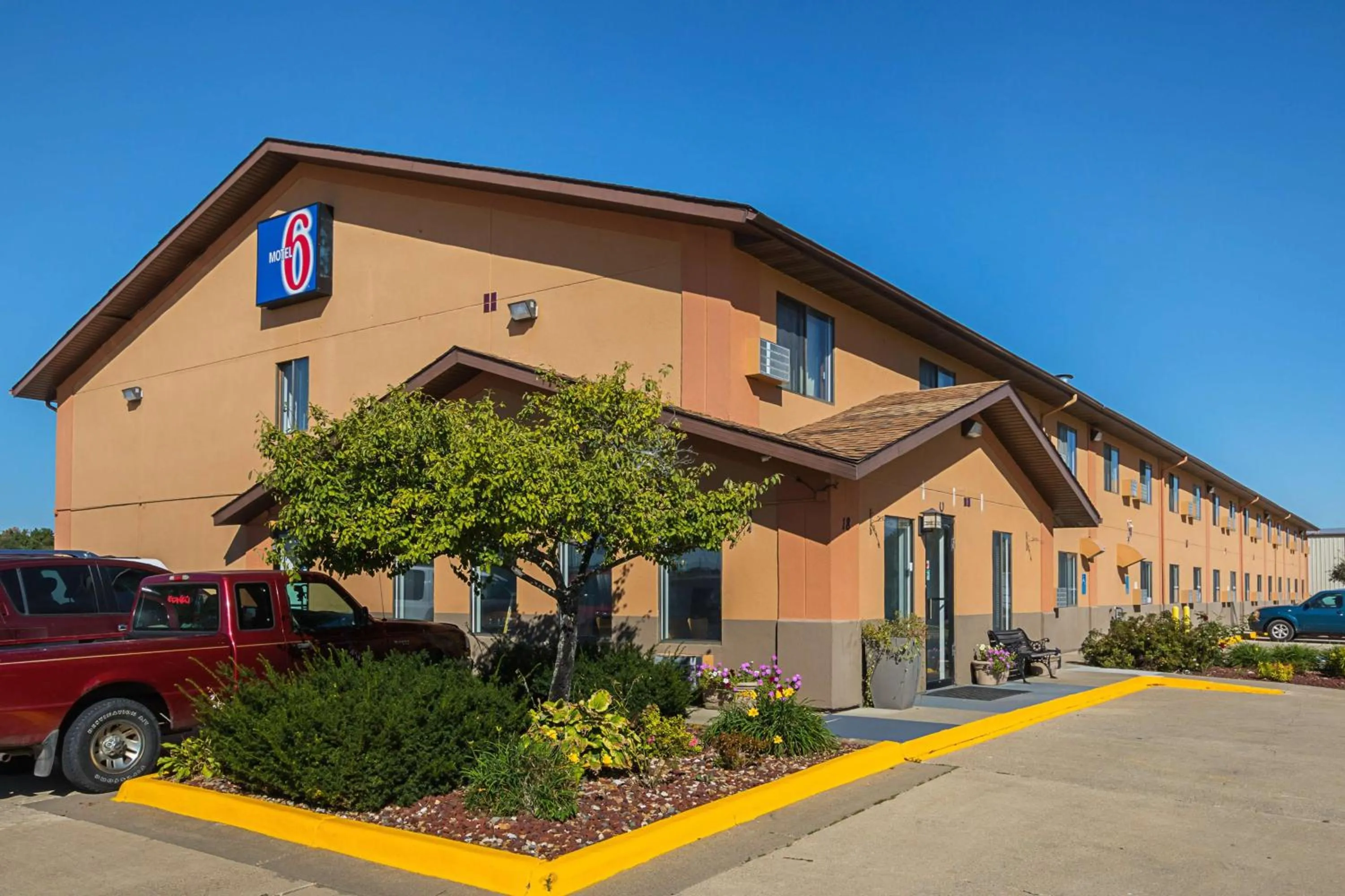Property building in Motel 6-Marshalltown, IA