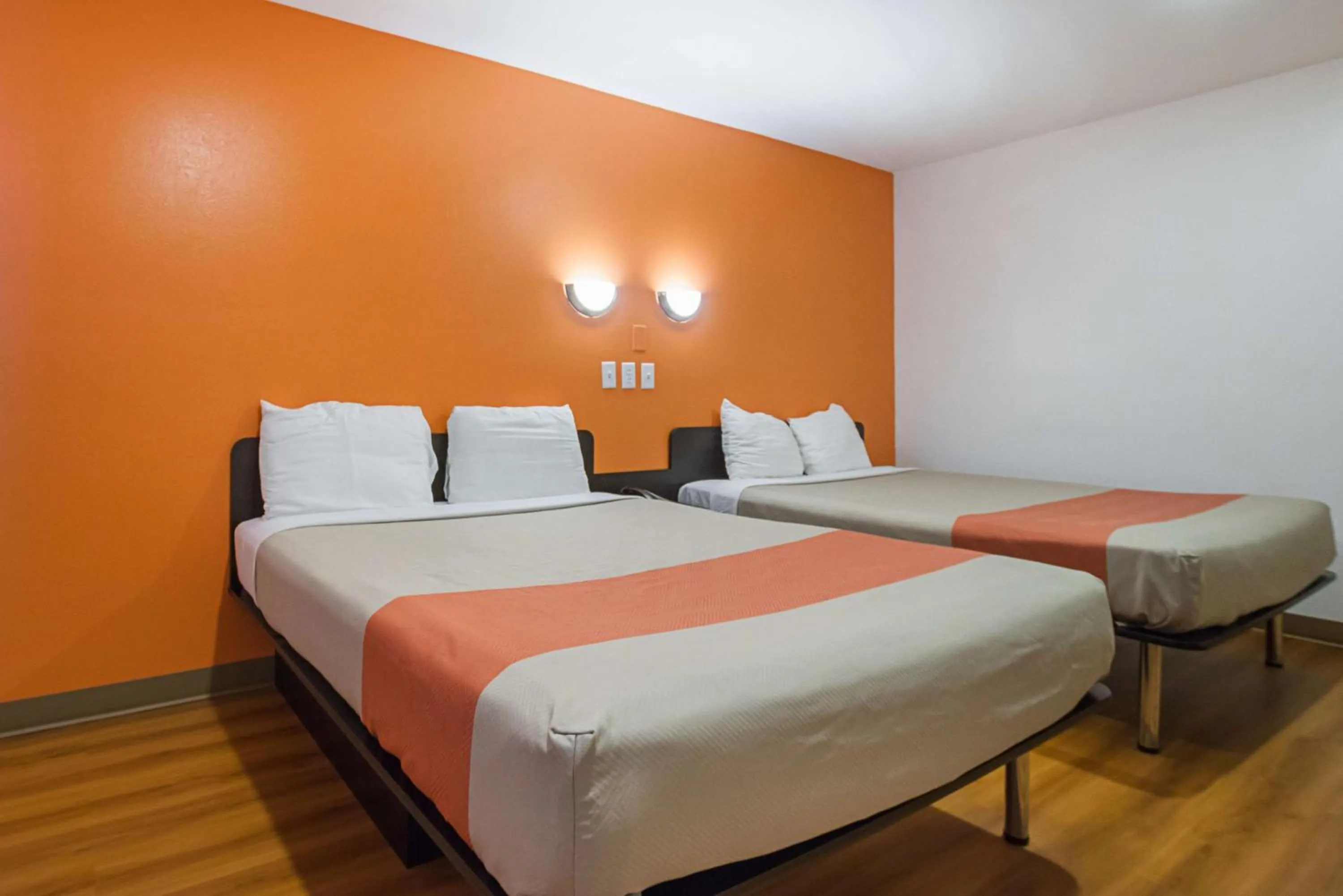 Photo of the whole room, Bed in Motel 6-Marshalltown, IA