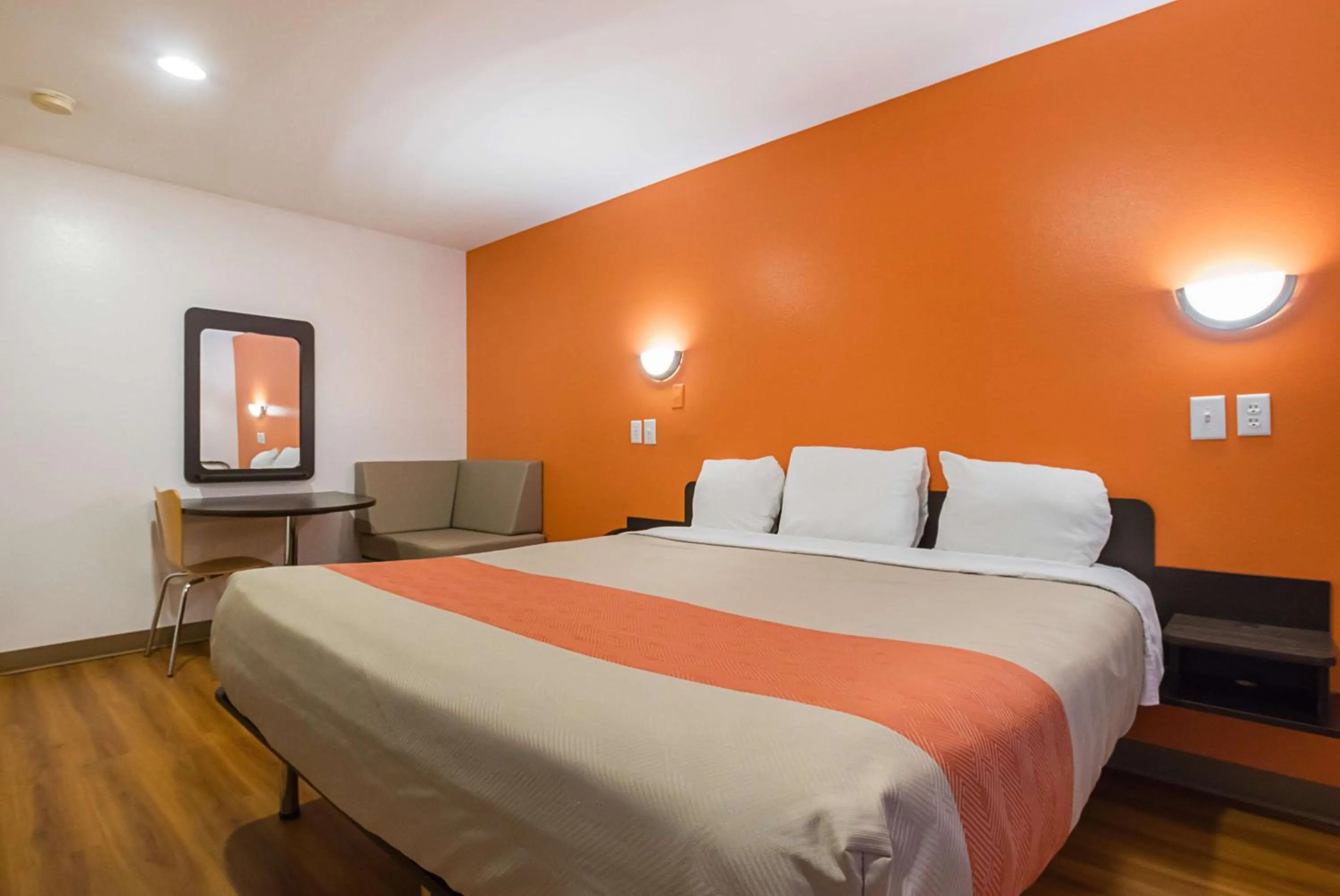 Photo of the whole room, Bed in Motel 6-Marshalltown, IA