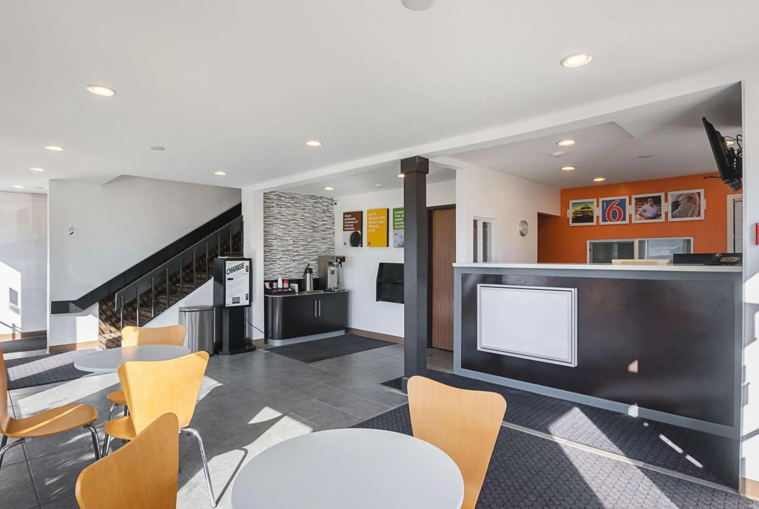 Communal lounge/ TV room in Motel 6-Marshalltown, IA