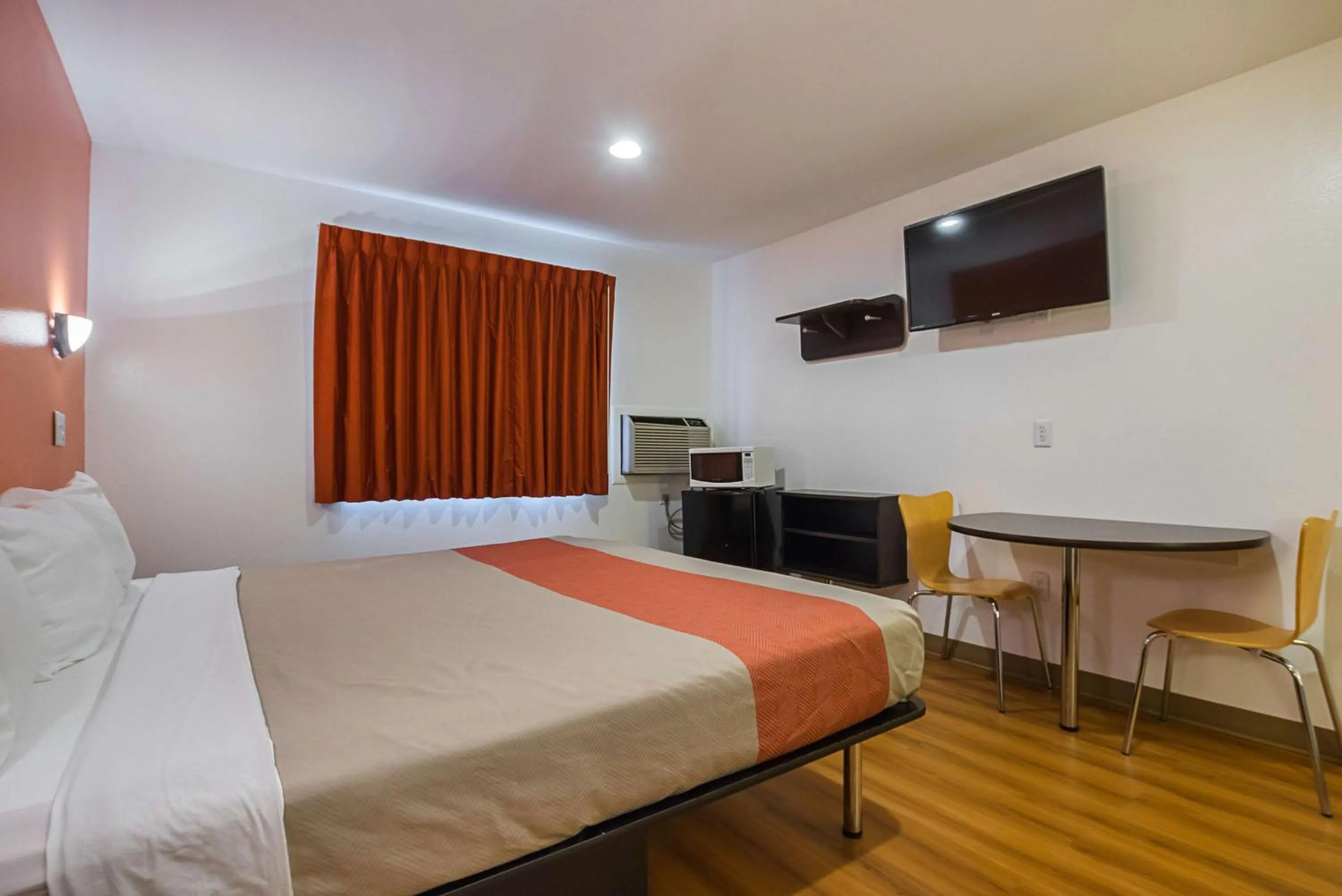 TV and multimedia, Bed in Motel 6-Marshalltown, IA