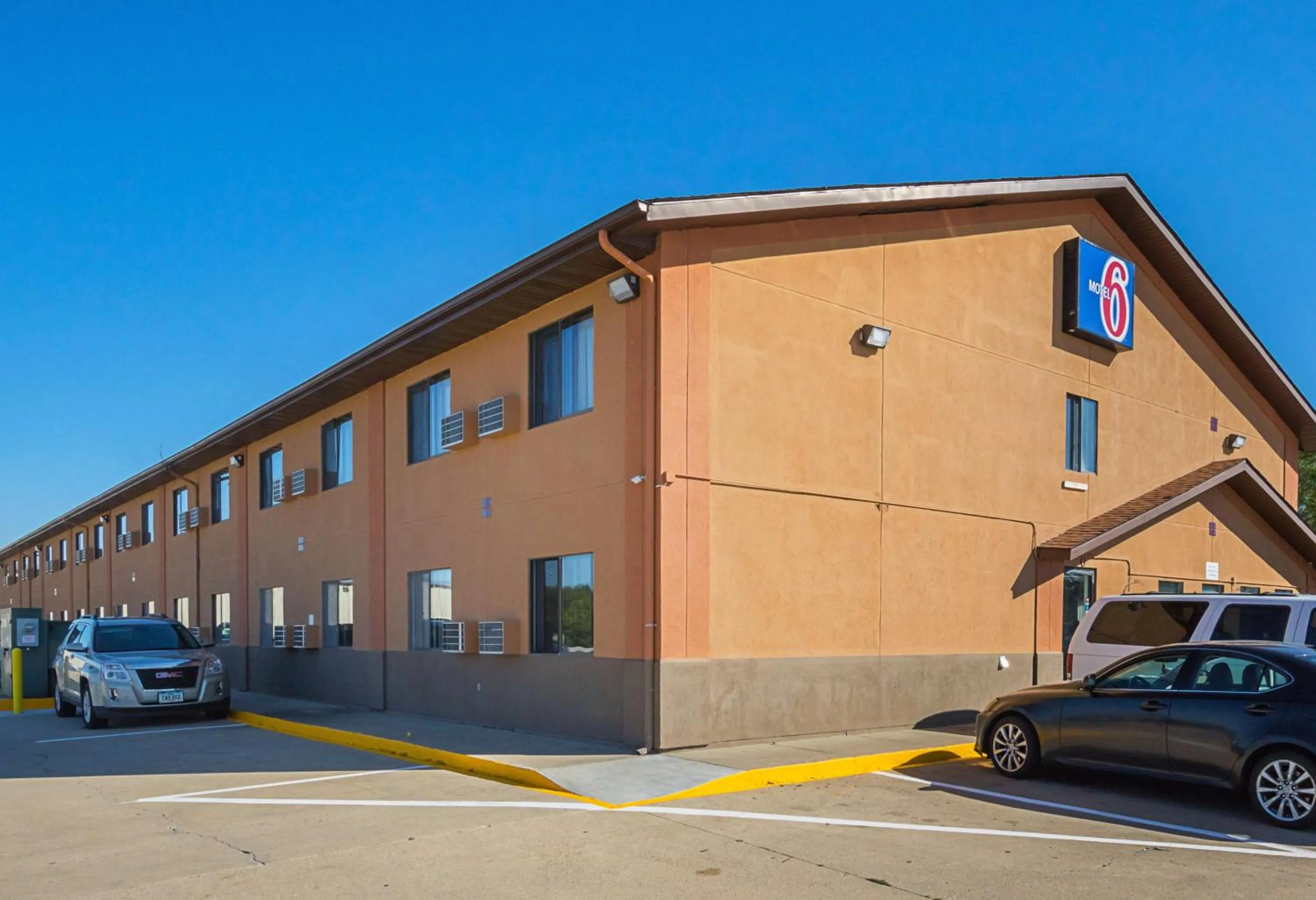 Property building in Motel 6-Marshalltown, IA