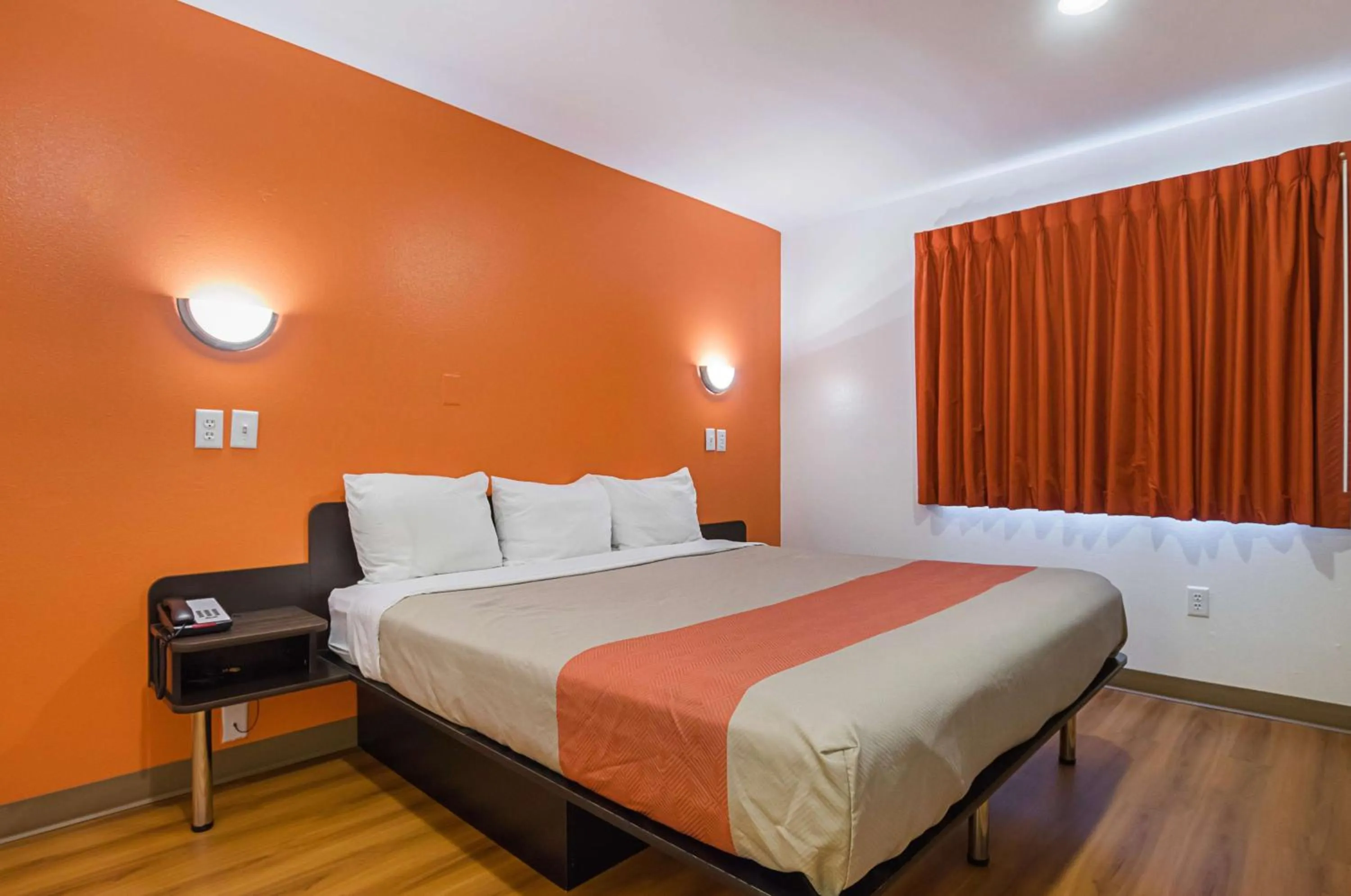 Photo of the whole room, Bed in Motel 6-Marshalltown, IA