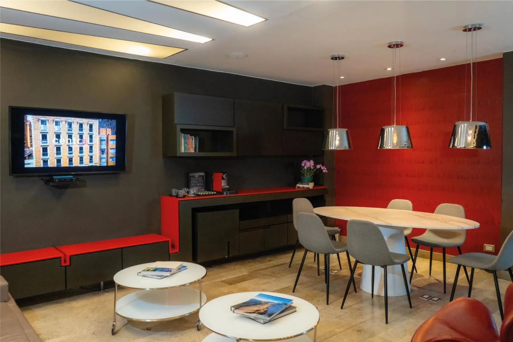 Communal lounge/ TV room in Central Apartamentos Bogotá