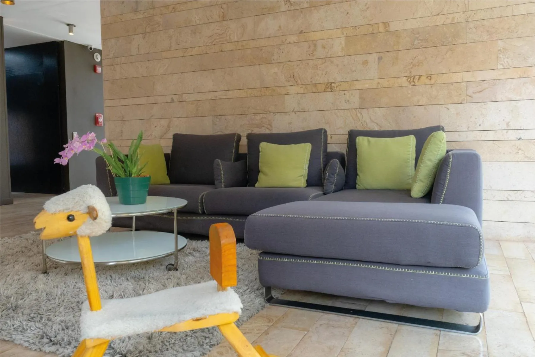 Communal lounge/ TV room in Central Apartamentos Bogotá