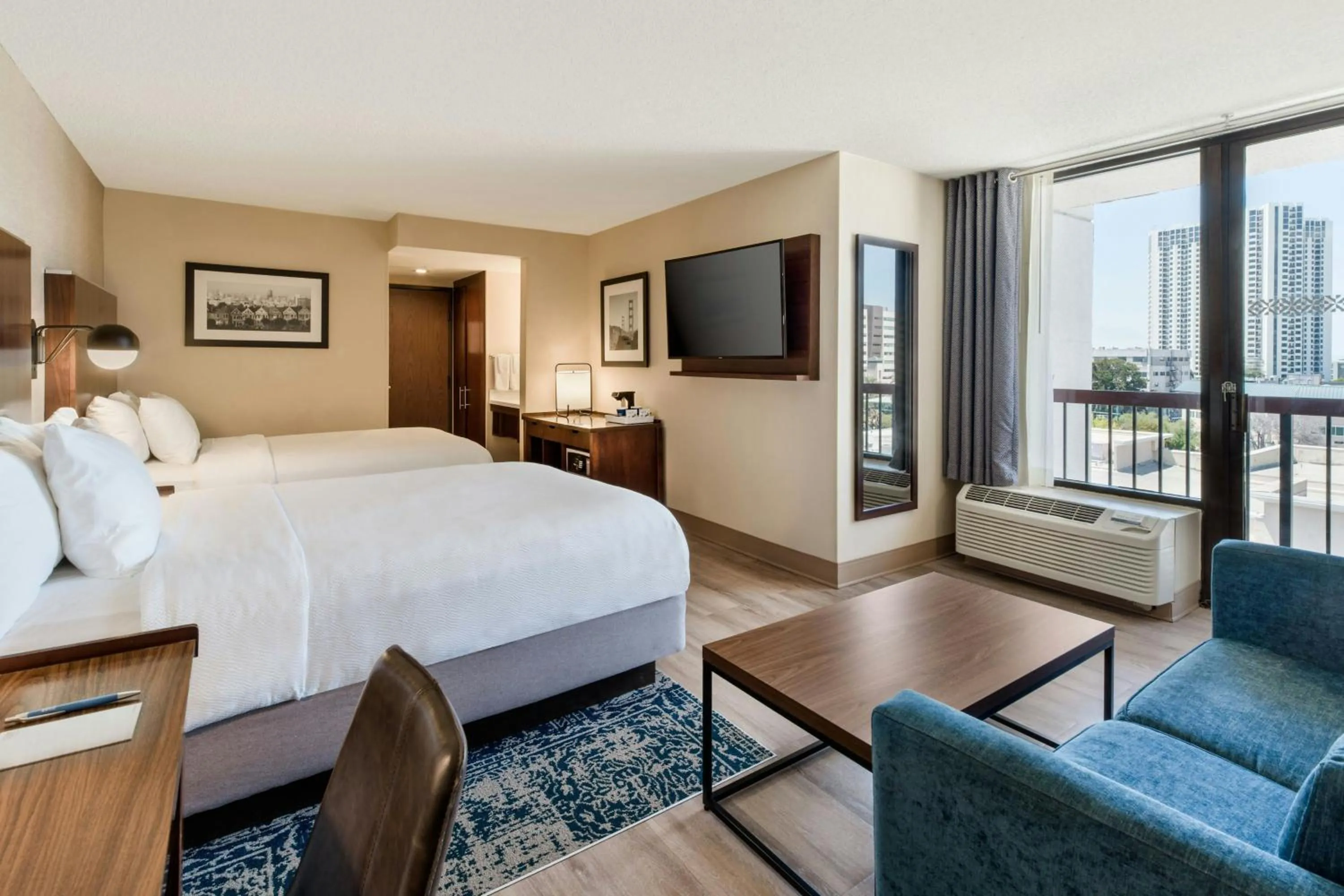 Photo of the whole room, Bed in Four Points by Sheraton - San Francisco Bay Bridge