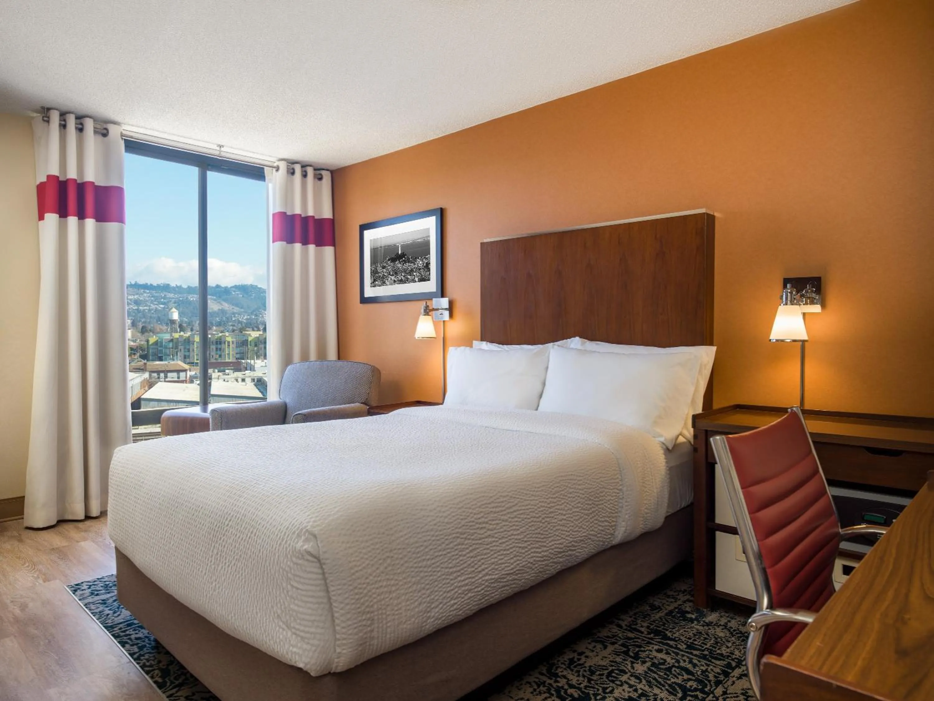 Bed in Four Points by Sheraton - San Francisco Bay Bridge