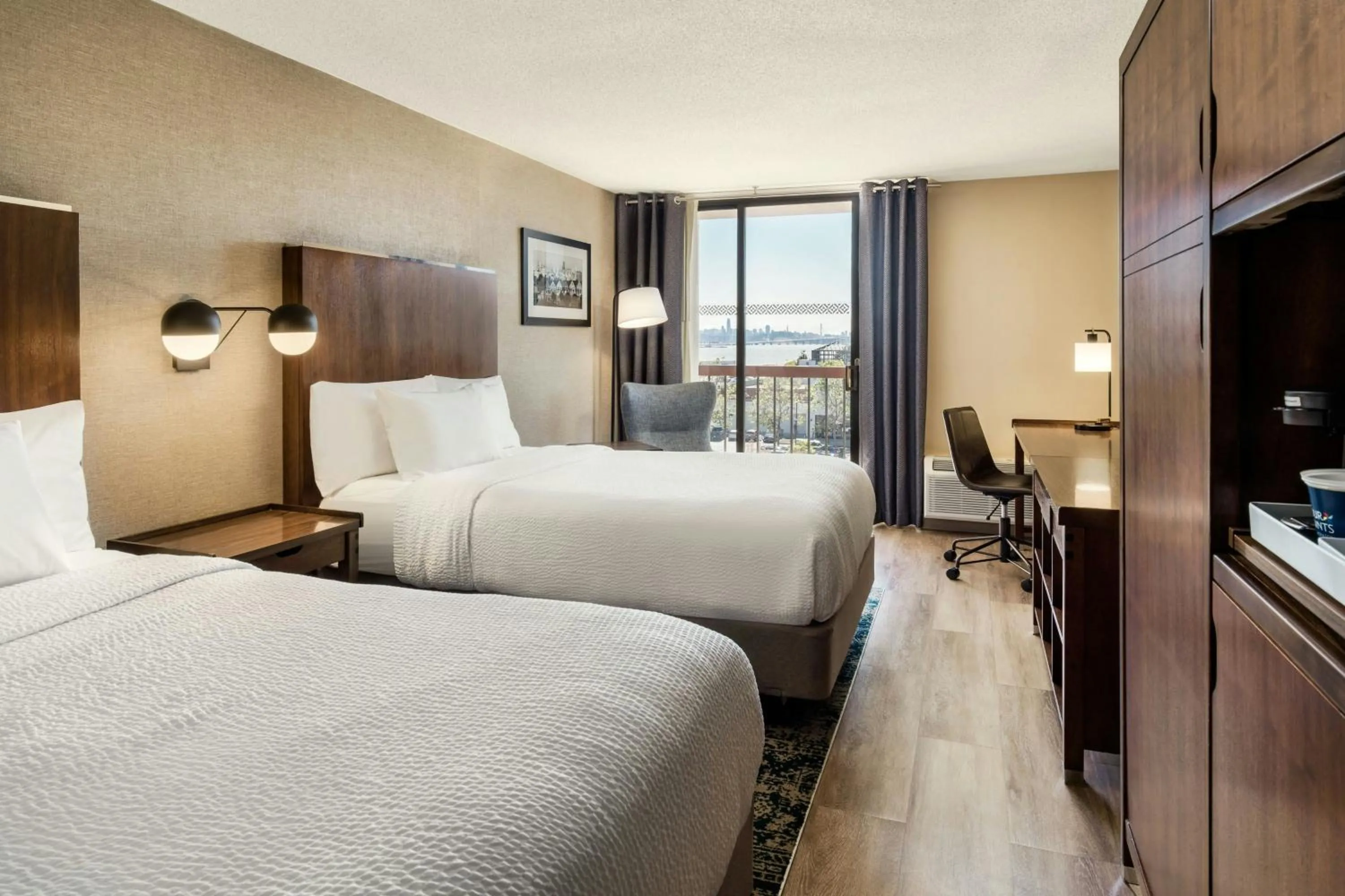 Photo of the whole room, Bed in Four Points by Sheraton - San Francisco Bay Bridge