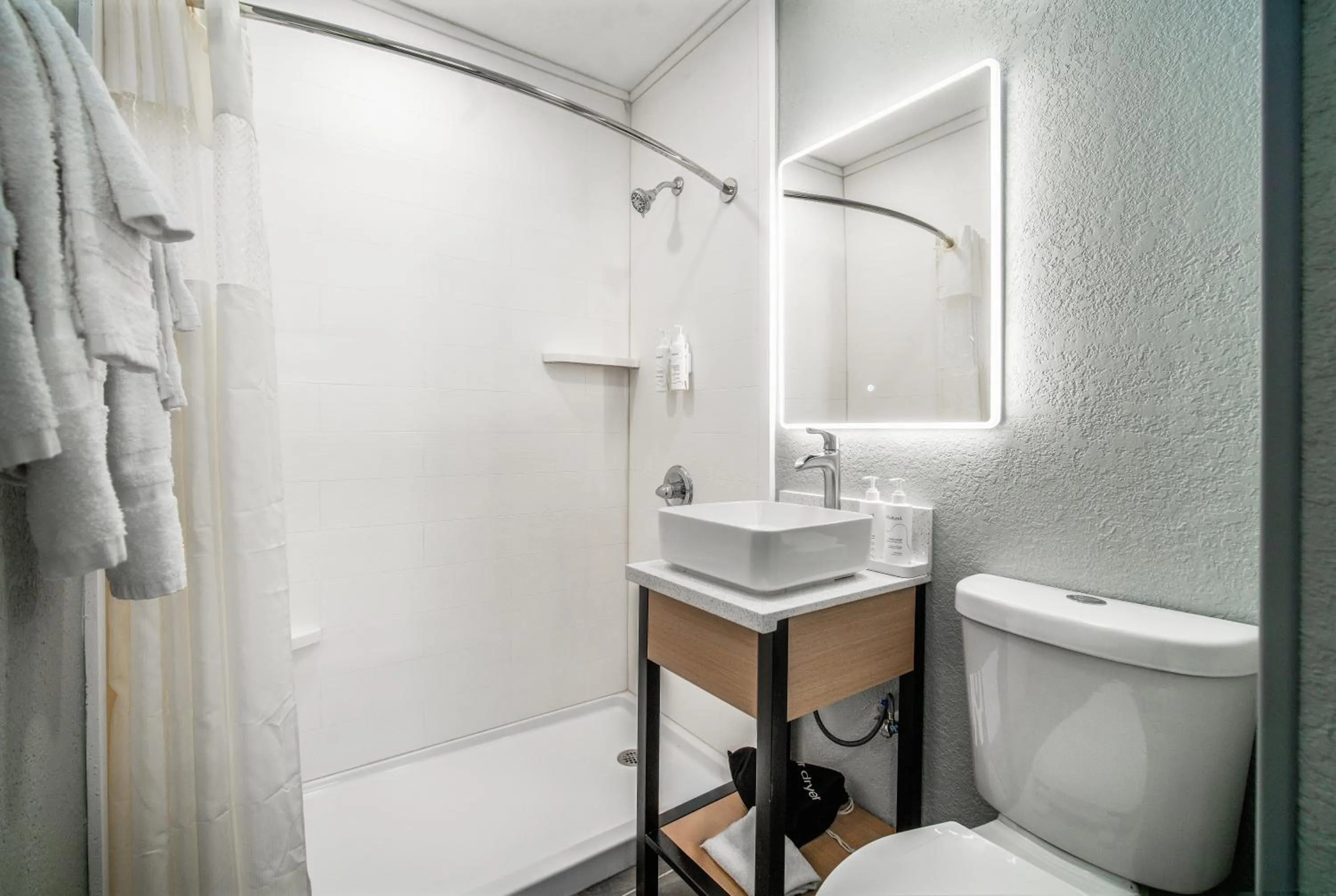 Bathroom in Pacific Inn and Suites