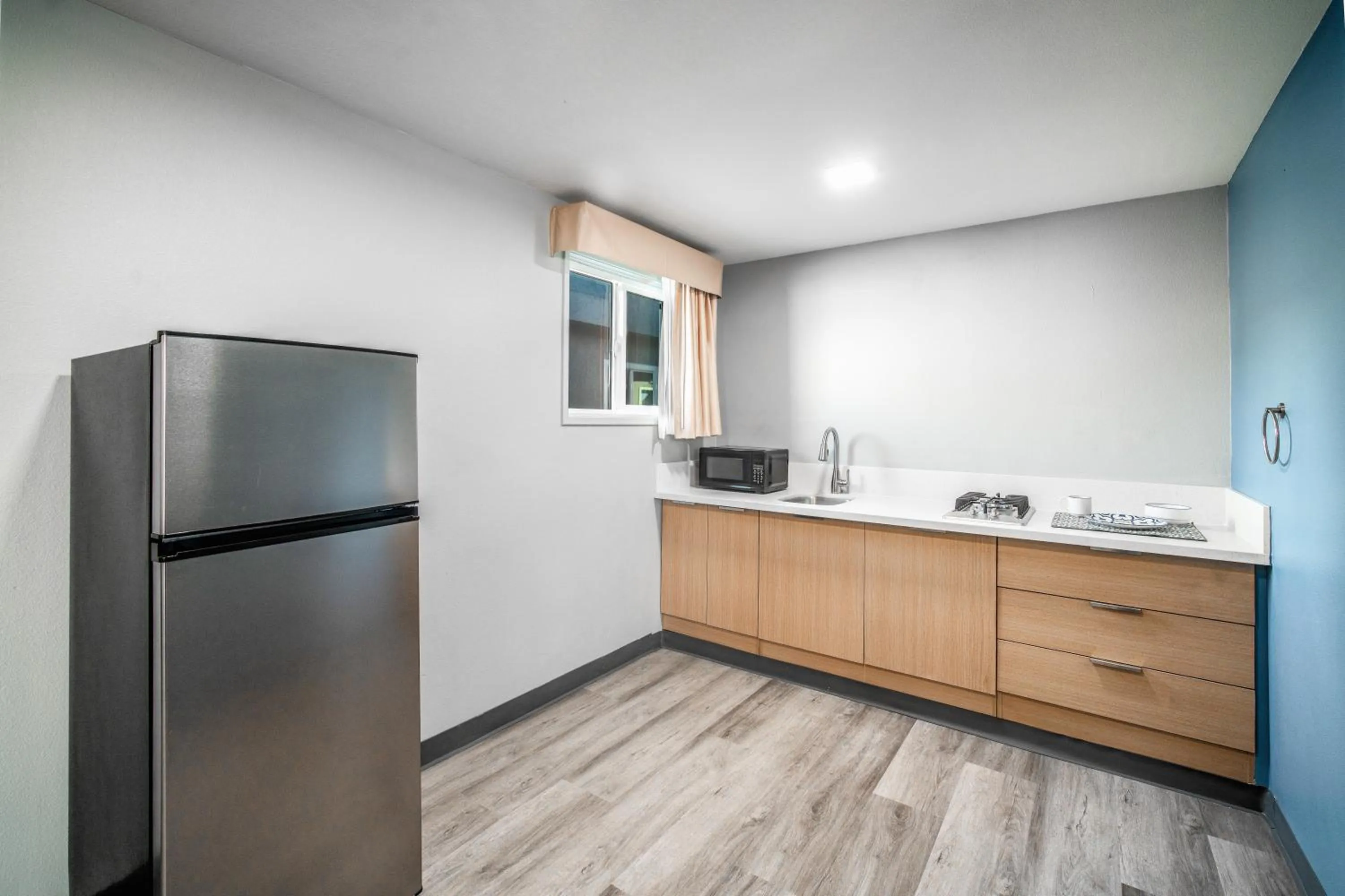 Kitchen or kitchenette in Pacific Inn and Suites