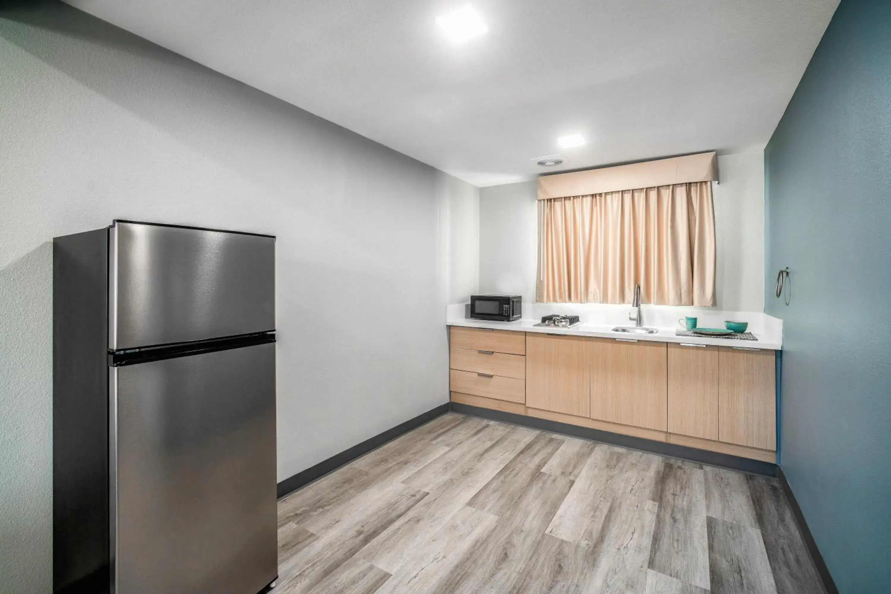 Deluxe King Suite in Pacific Inn and Suites Deluxe King Suite in Pacific Inn and Suites