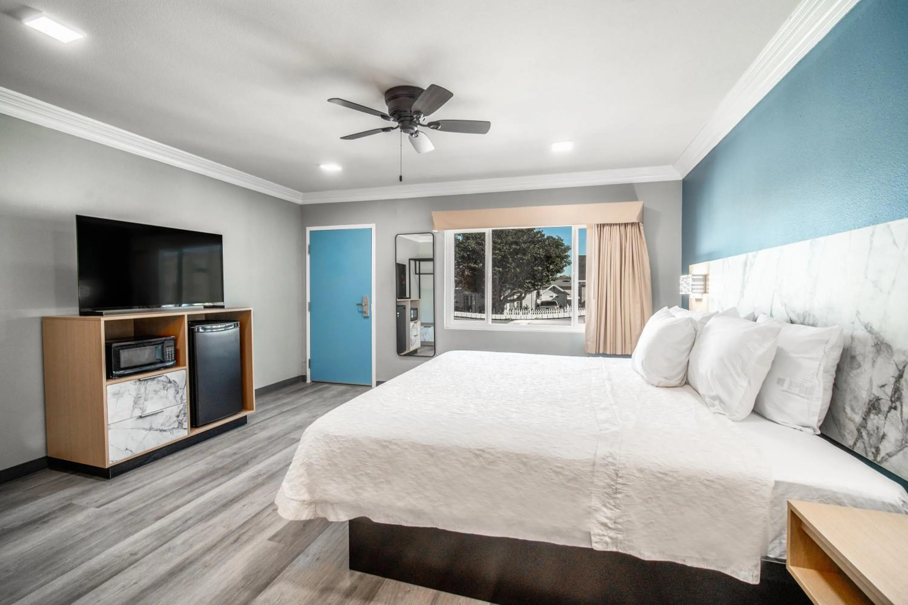 Photo of the whole room, Bed in Pacific Inn and Suites