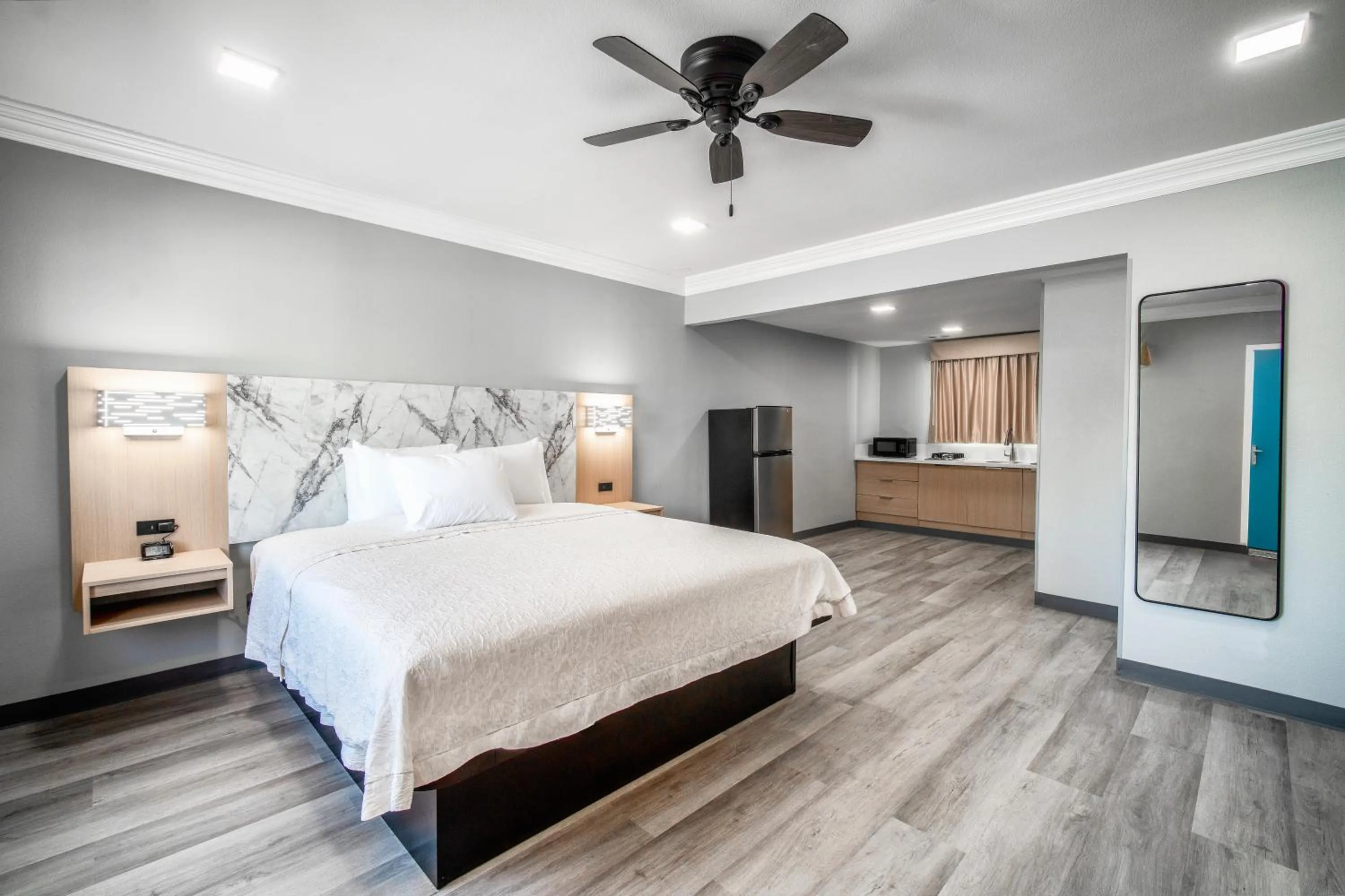 Bed in Pacific Inn and Suites