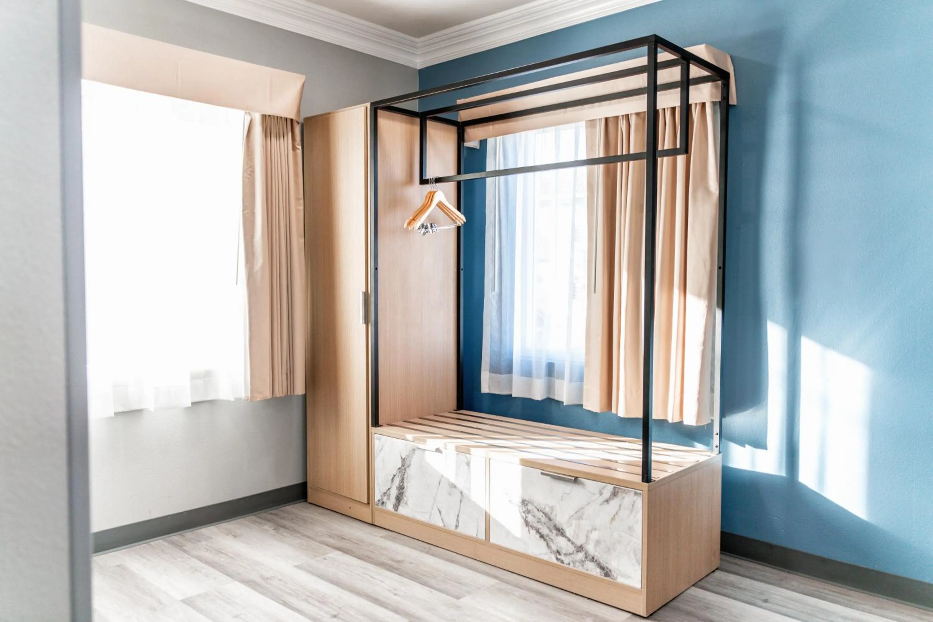 wardrobe, Bed in Pacific Inn and Suites