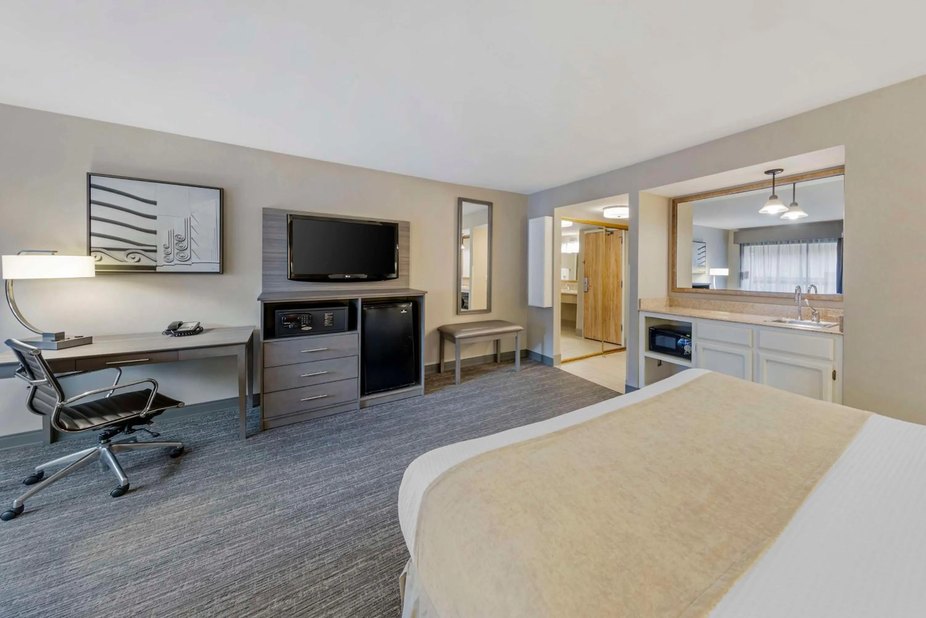 Bedroom, Bed in Best Western Plus Executive Inn