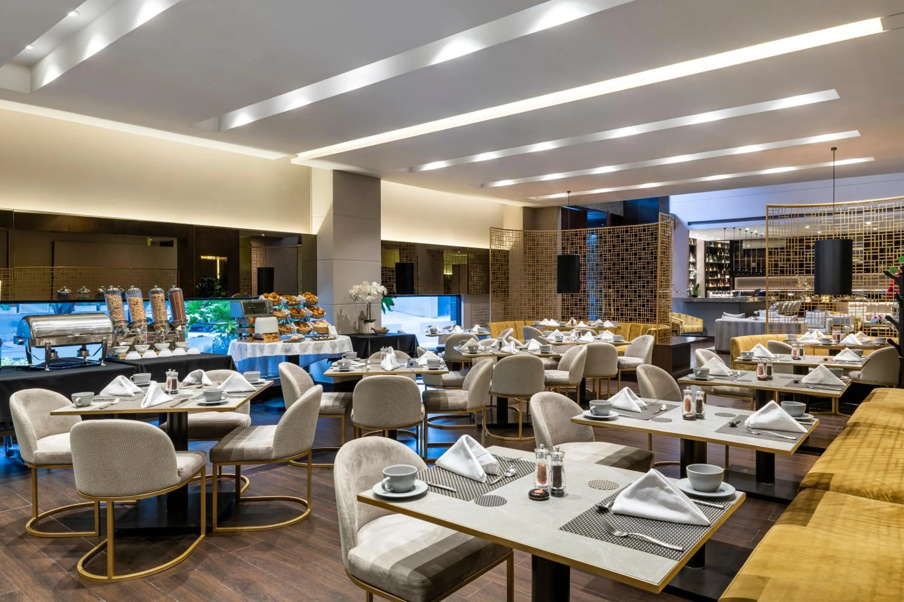 Restaurant/places to eat in Hotel 93 Luxury Suites by Preferred