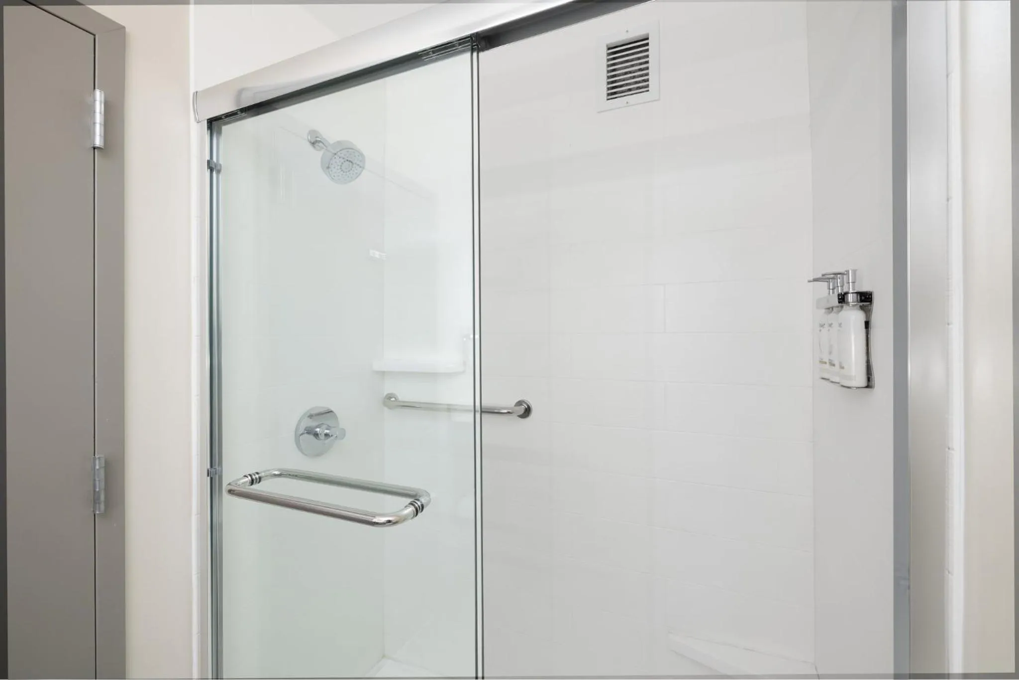 Photo of the whole room in Holiday Inn Express - Ludlow - Chicopee Area by IHG