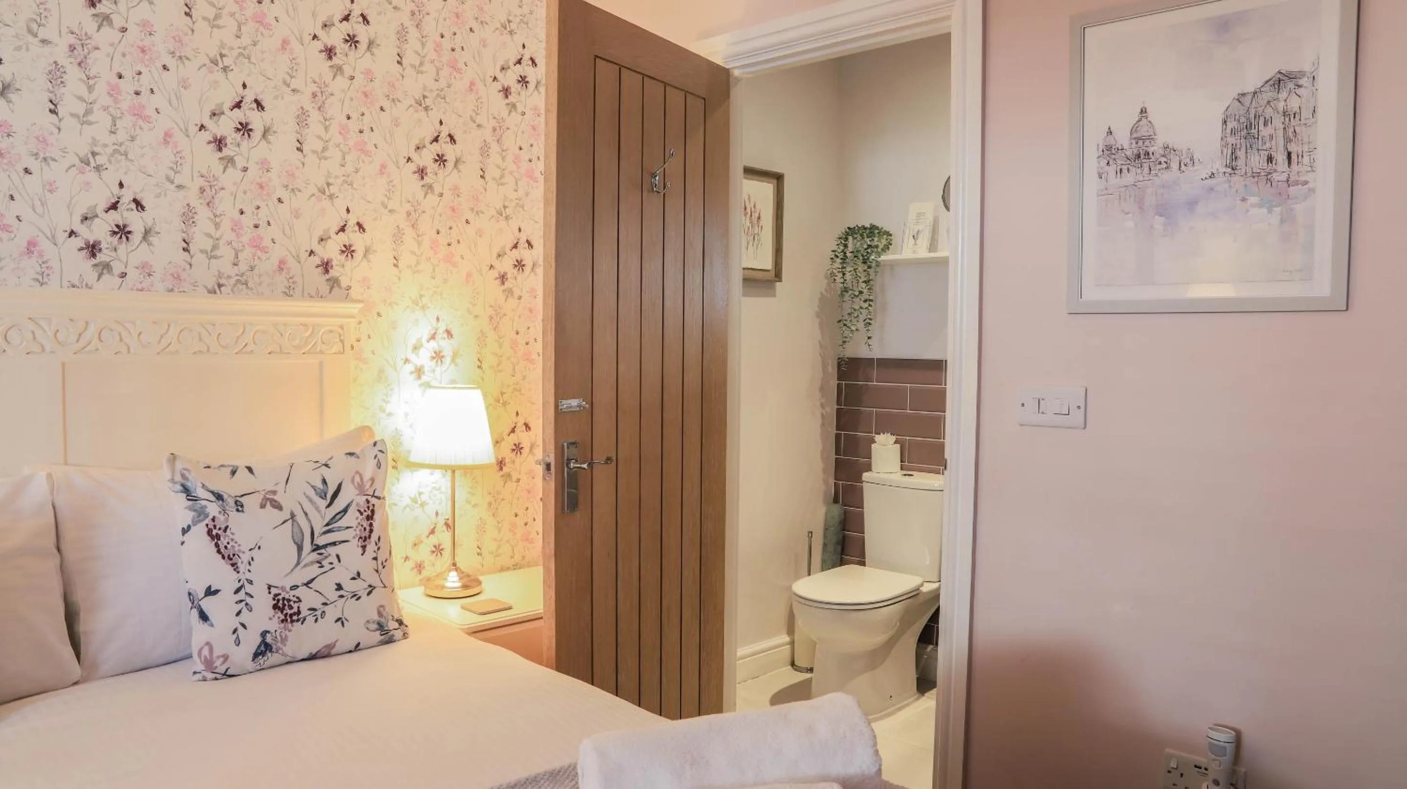 Bedroom, Bed in Bridgeside Rooms