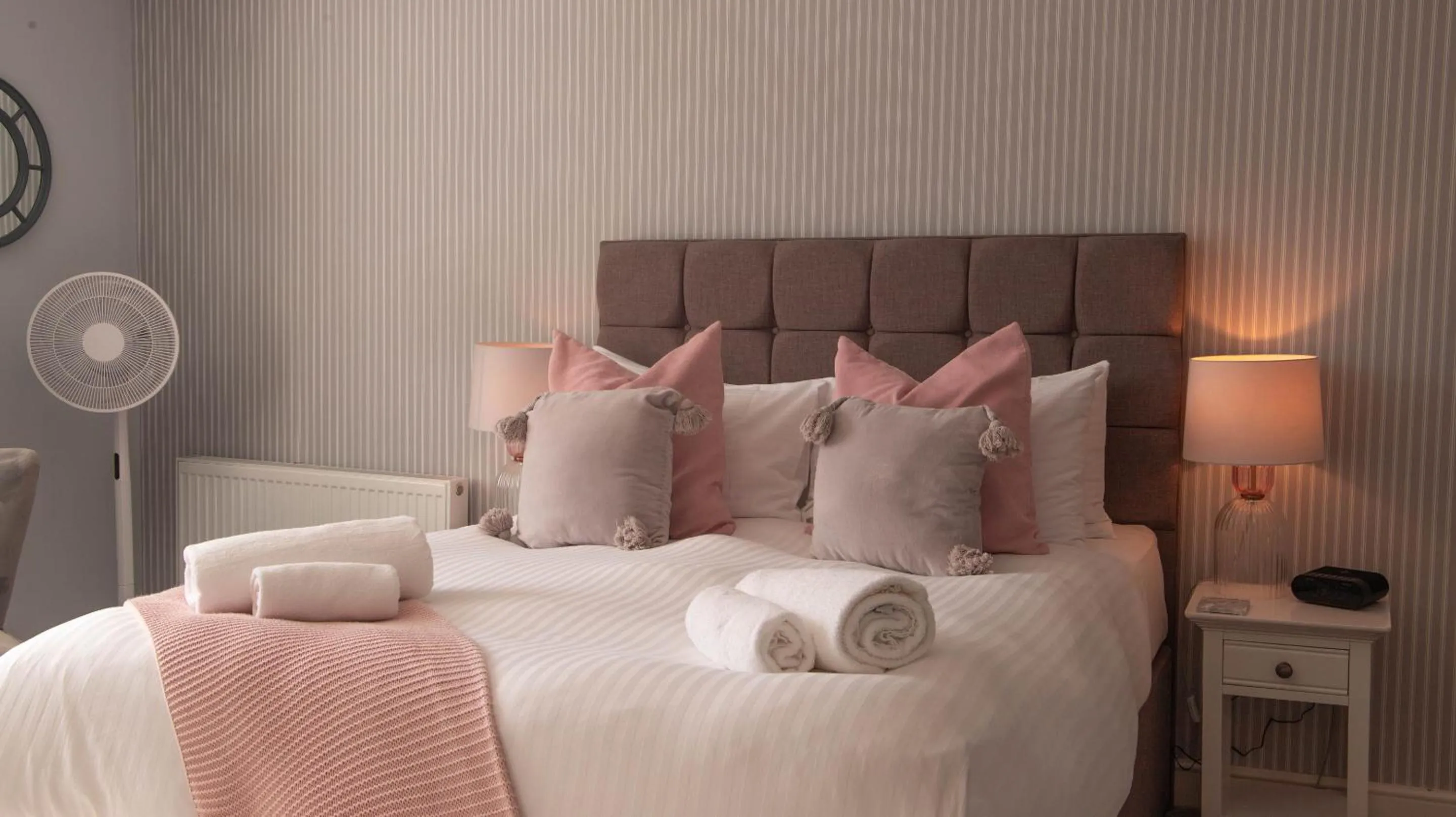 Bedroom, Bed in Bridgeside Rooms