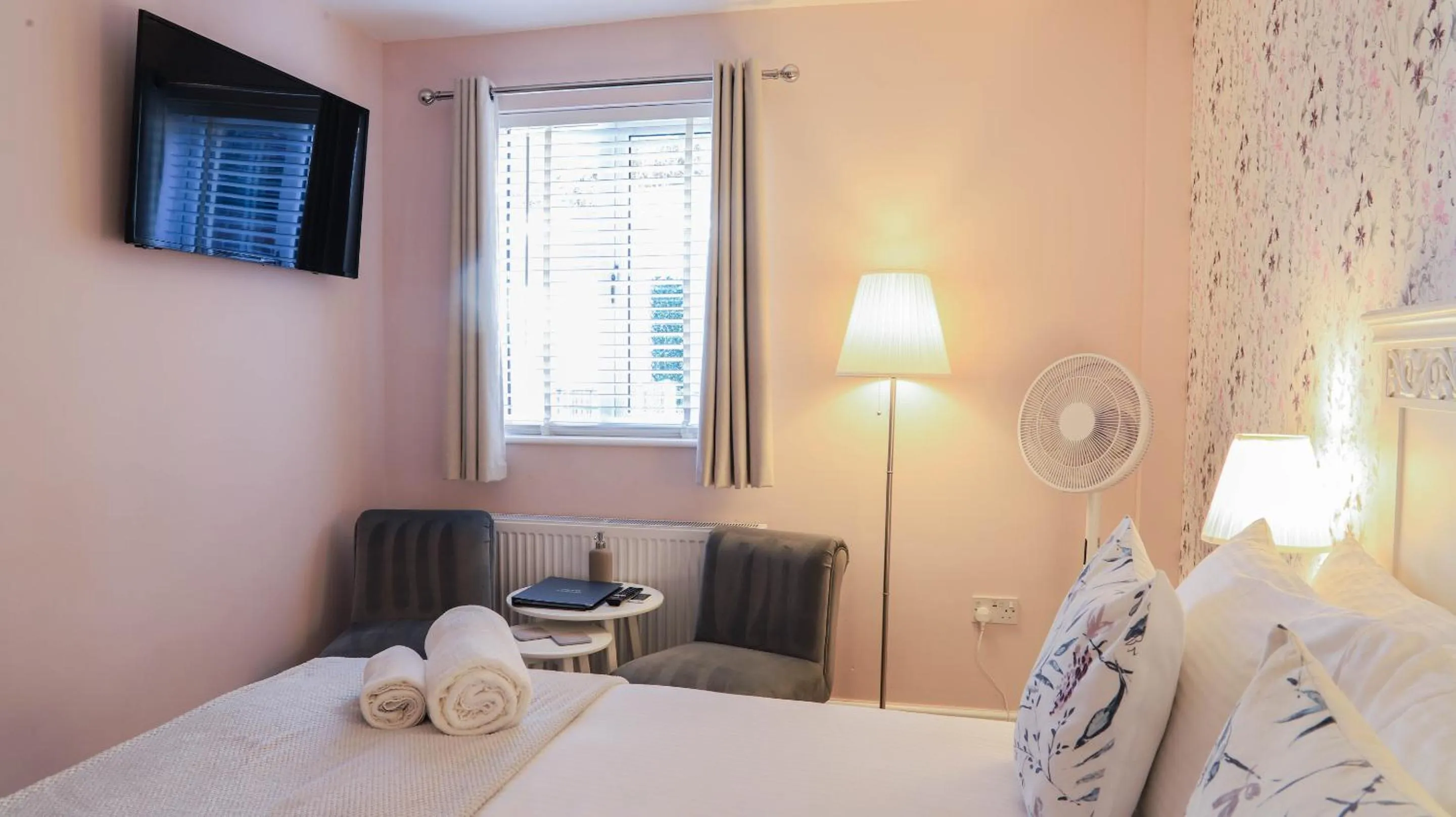 Bedroom, Bed in Bridgeside Rooms