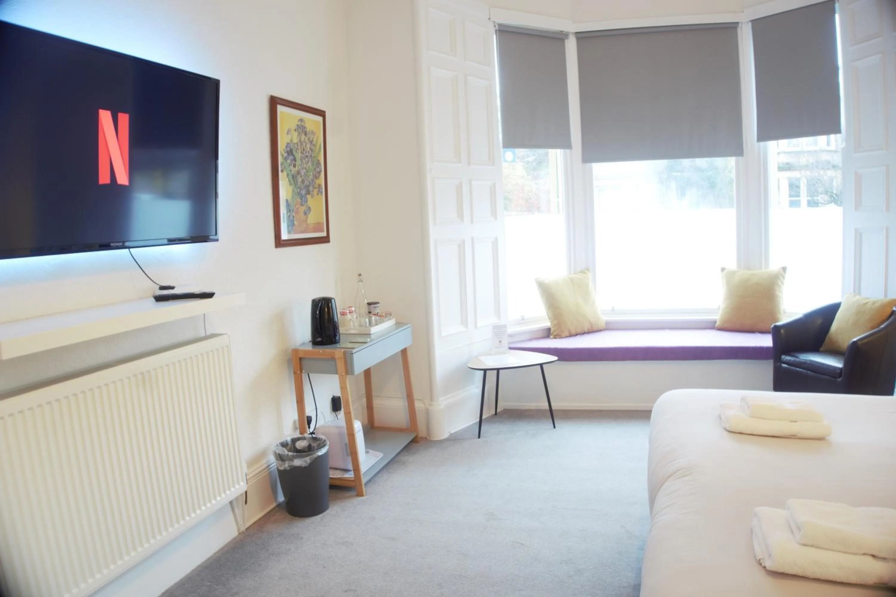 TV and multimedia, Bed in Barns Serviced Accommodation
