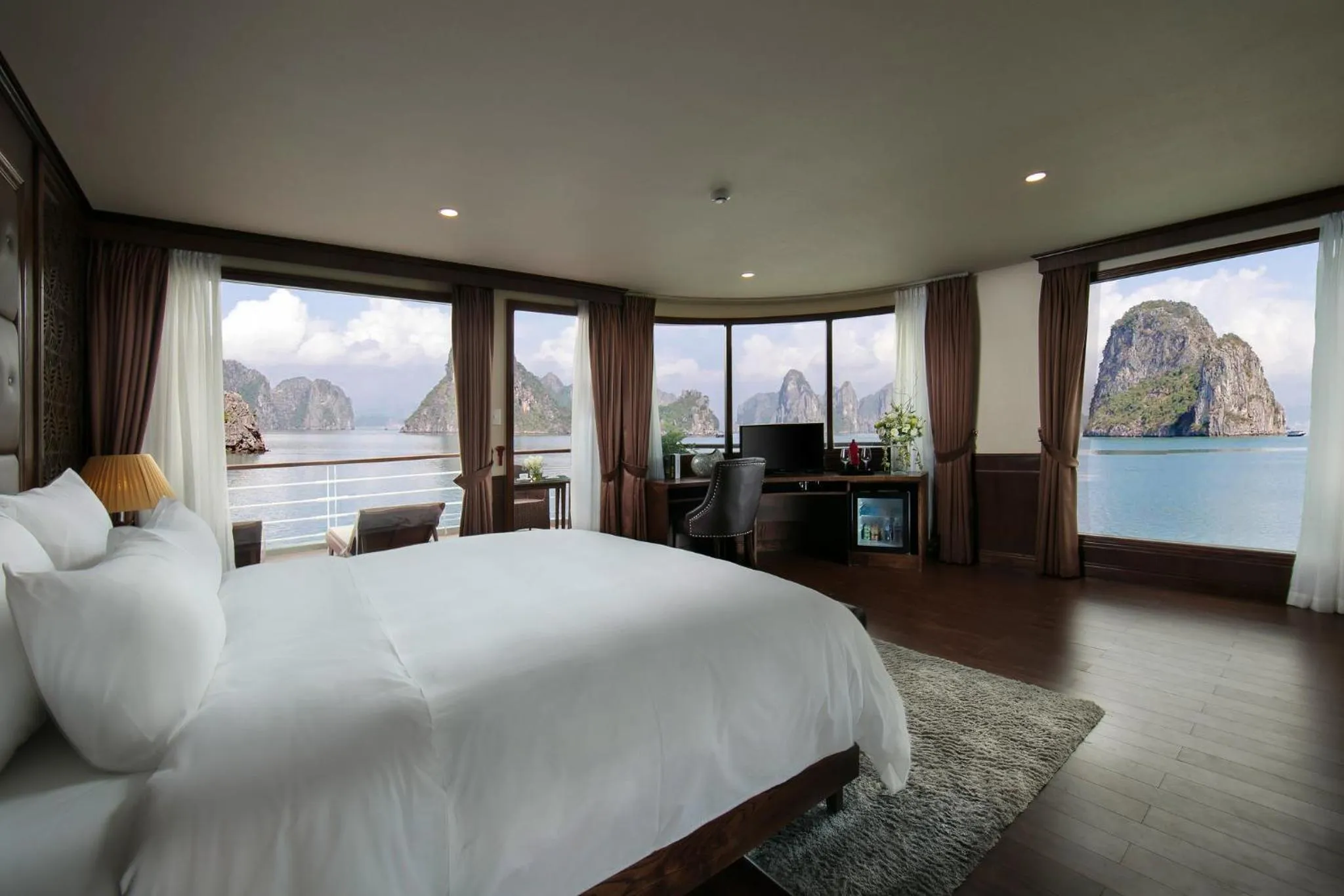 Bed in Mon Cheri Cruises