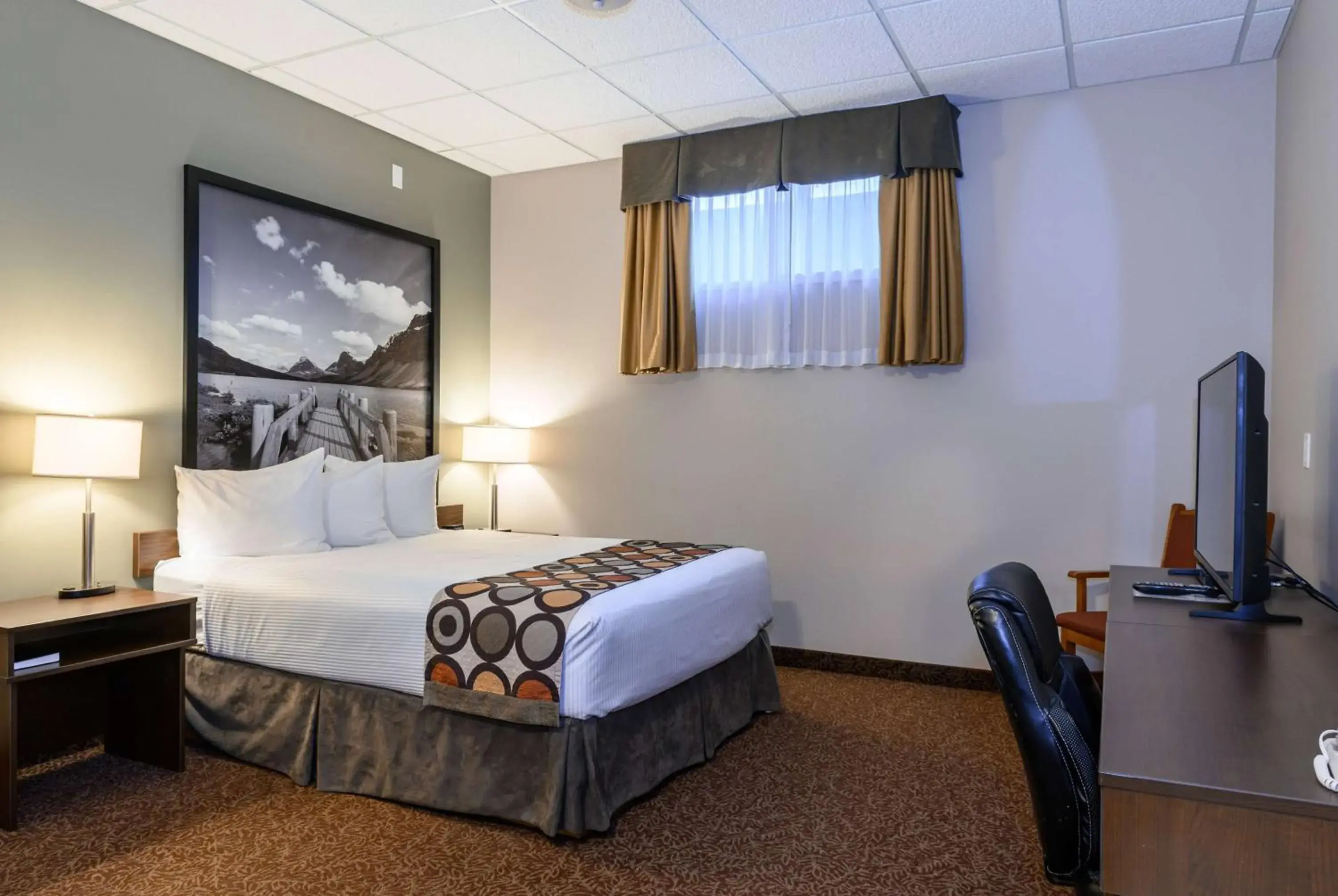 Queen Room - Basement/Non-Smoking in Super 8 by Wyndham Cochrane Queen Room - Basement/Non-Smoking in Super 8 by Wyndham Cochrane