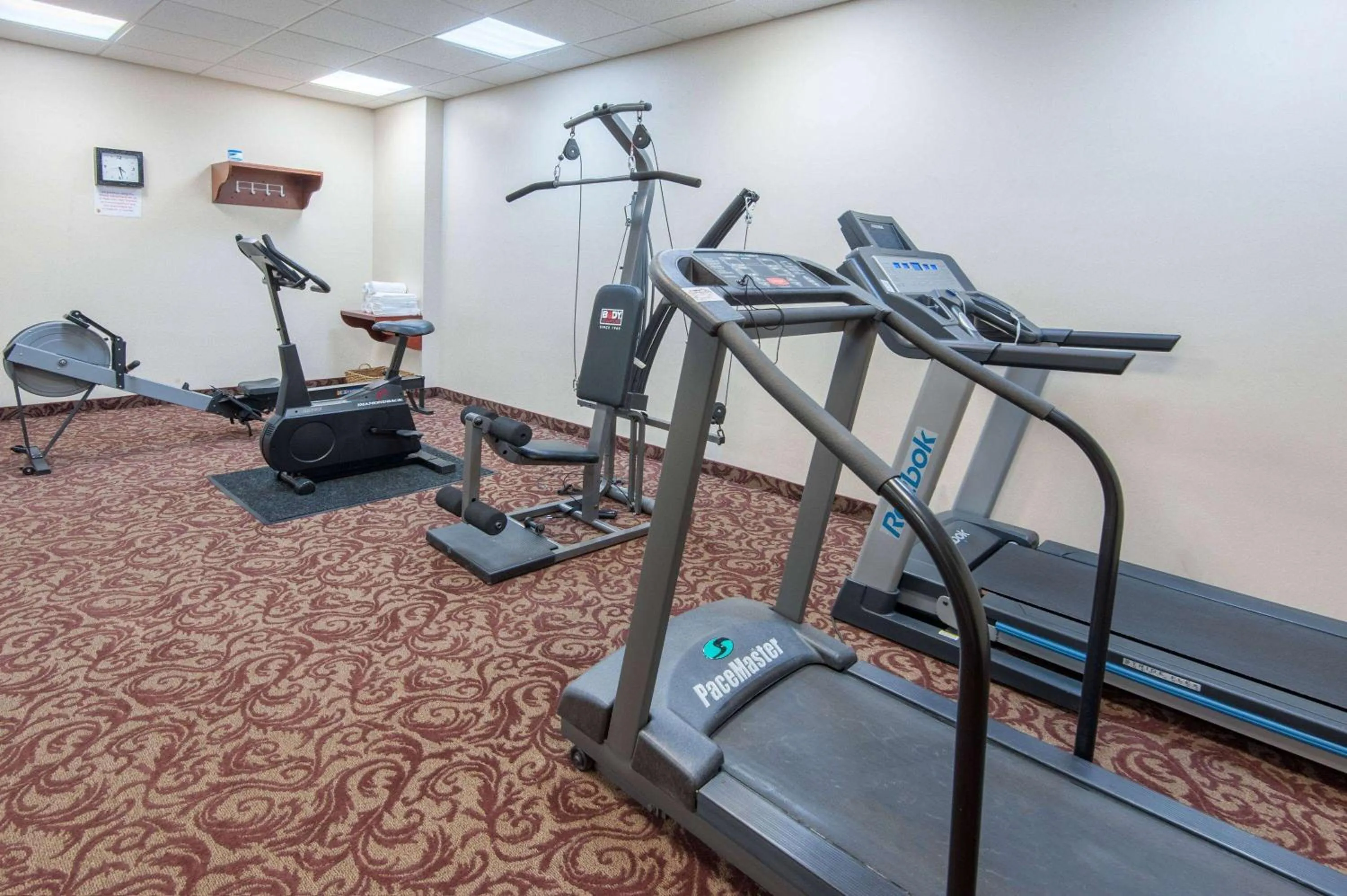 Fitness centre/facilities in Super 8 by Wyndham Cochrane