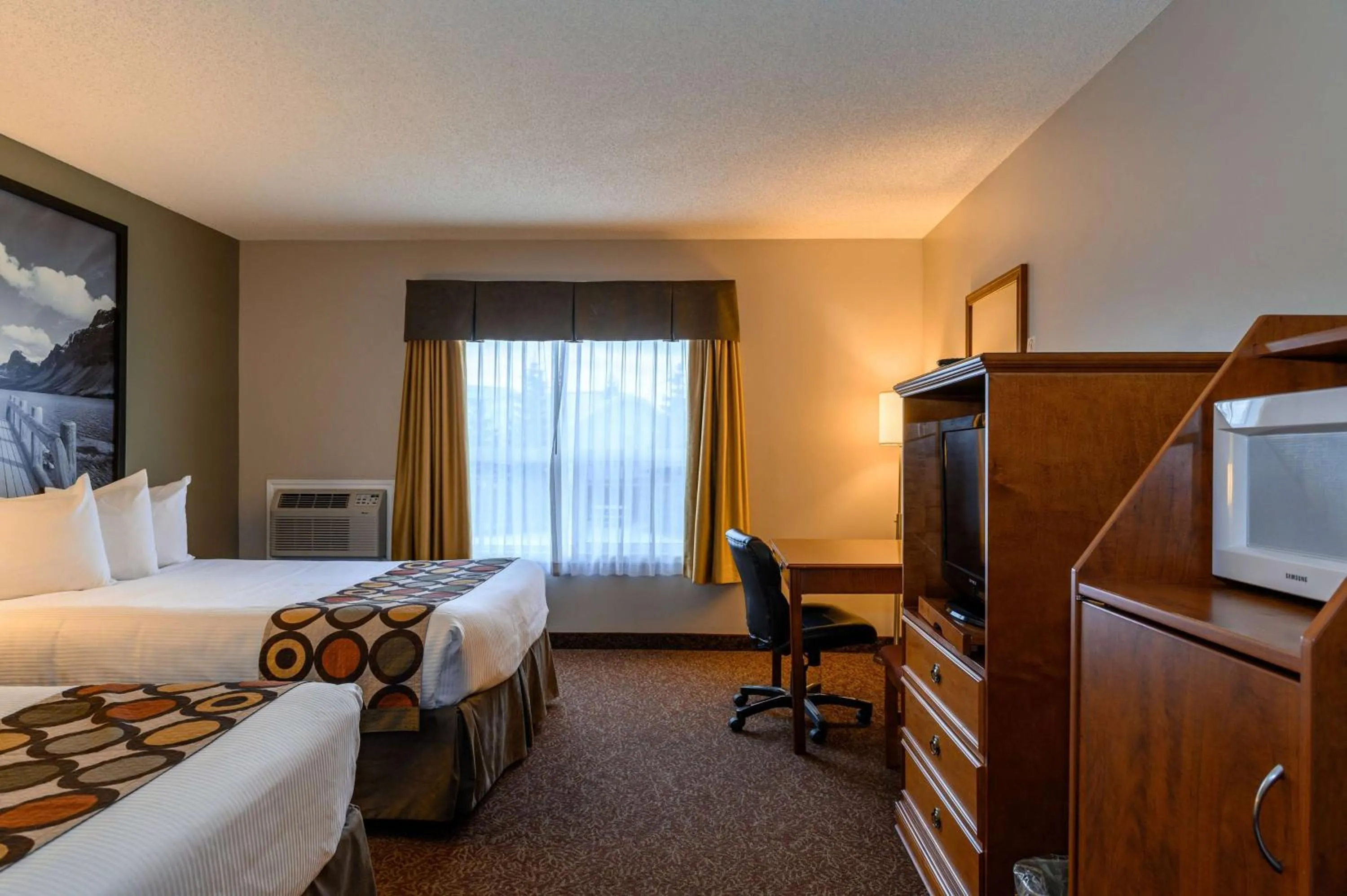 Photo of the whole room, Bed in Super 8 by Wyndham Cochrane