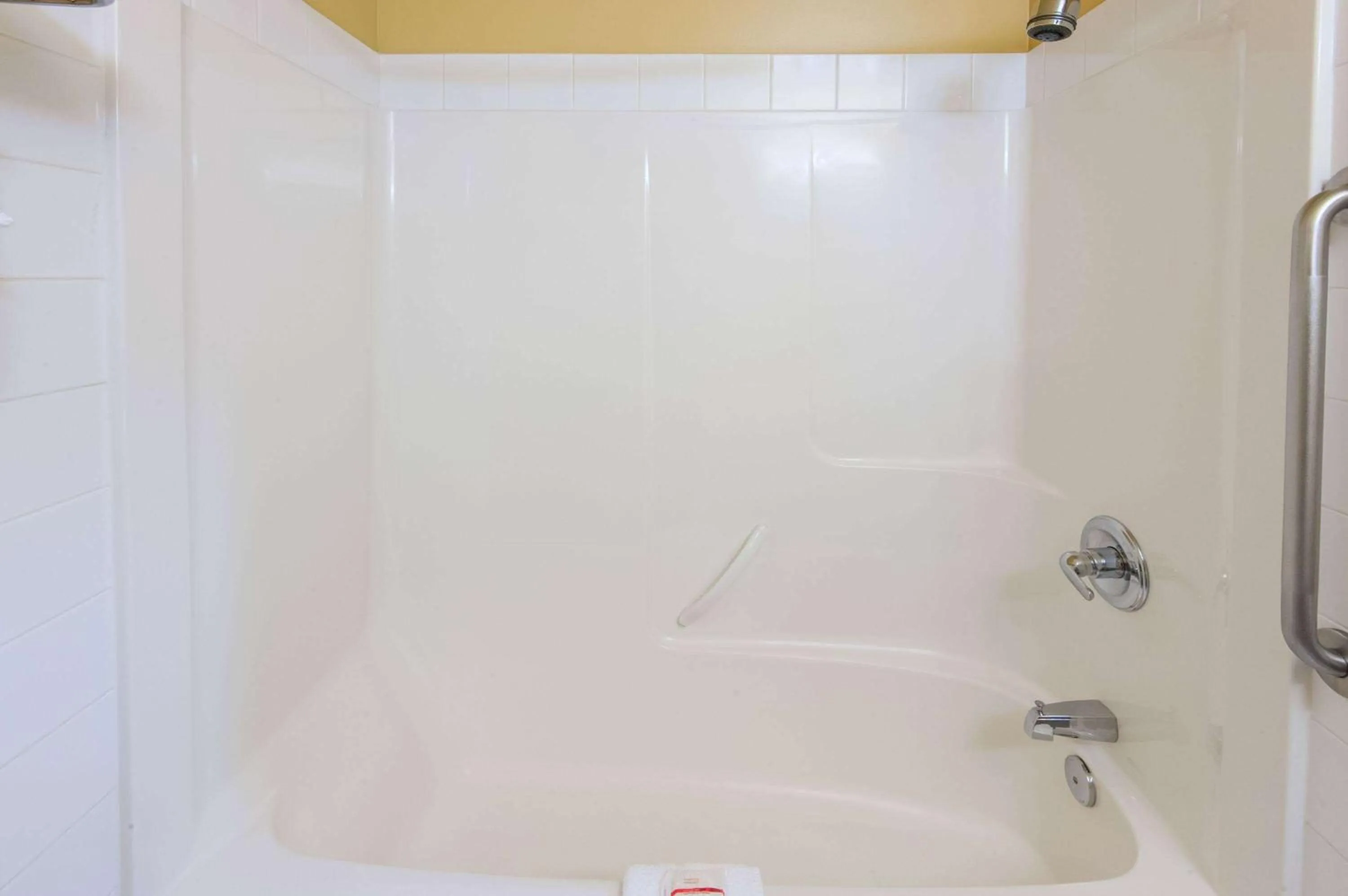 Photo of the whole room in Super 8 by Wyndham Cochrane