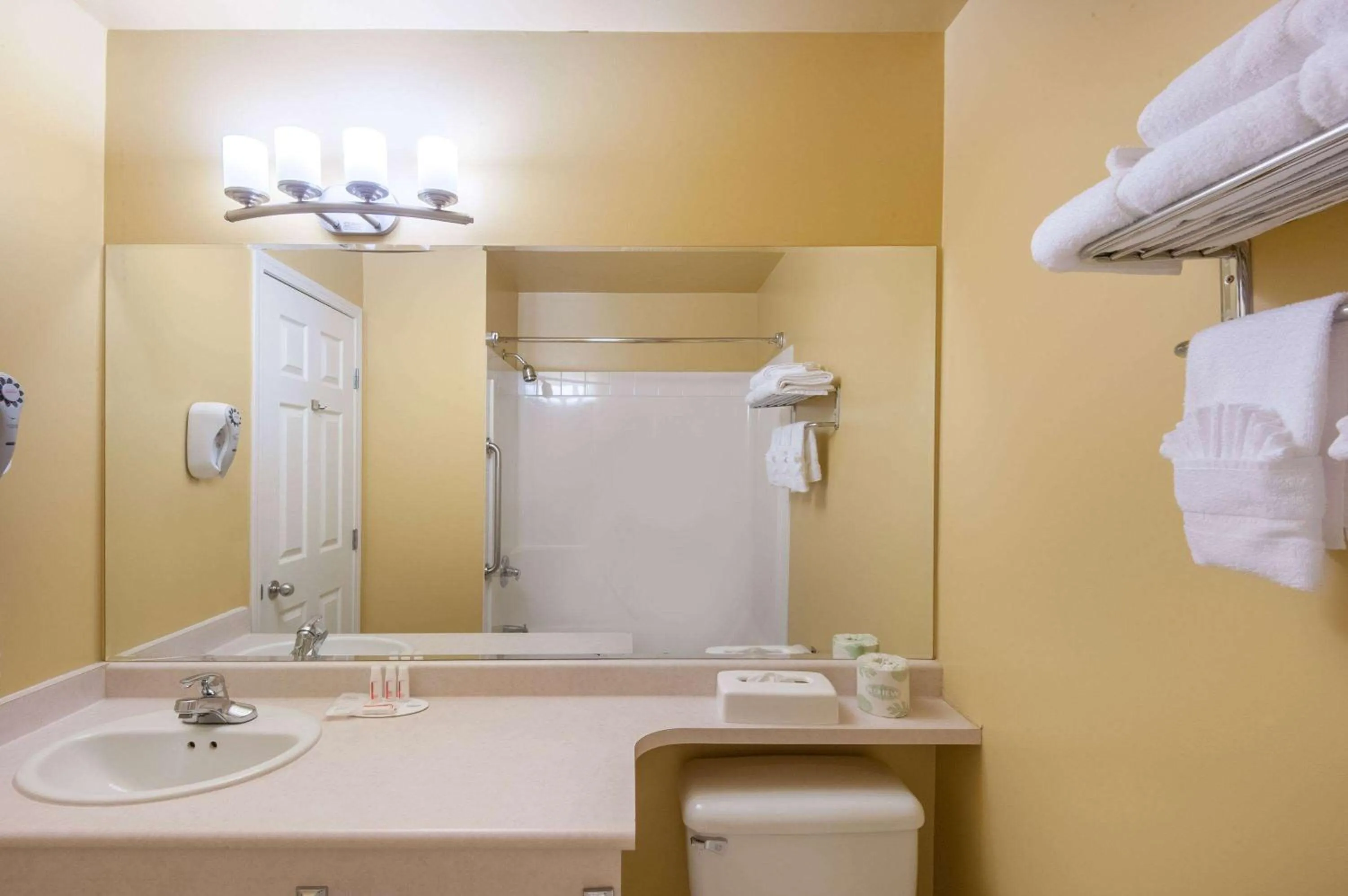 Photo of the whole room in Super 8 by Wyndham Cochrane