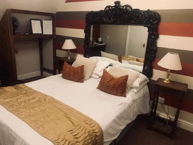 Bed in Ye Olde Nags Head