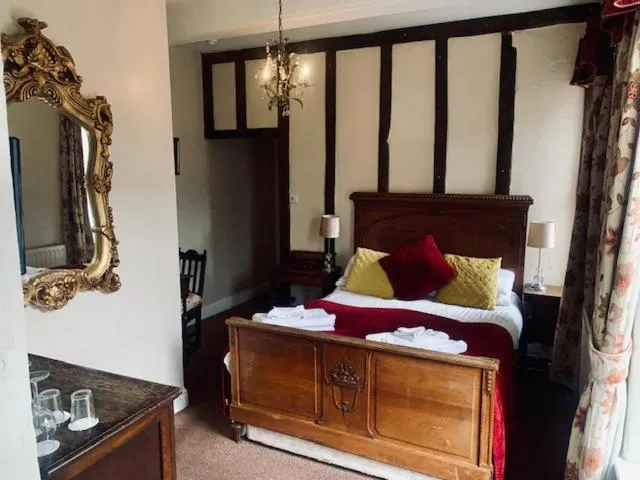 Bed in Ye Olde Nags Head