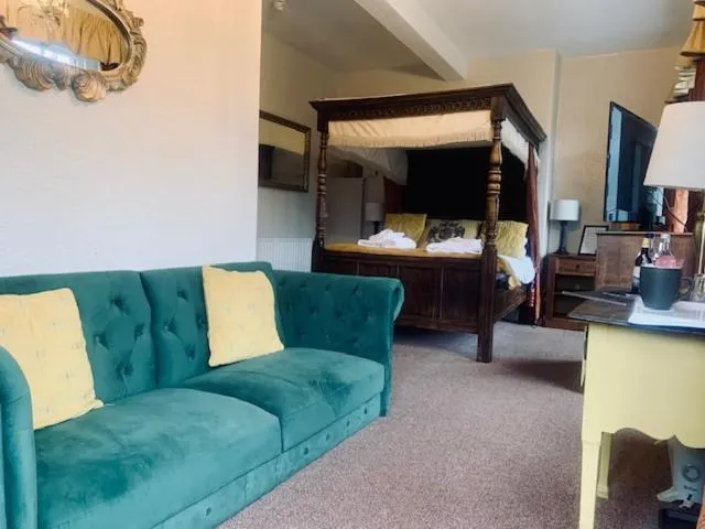 Bed in Ye Olde Nags Head