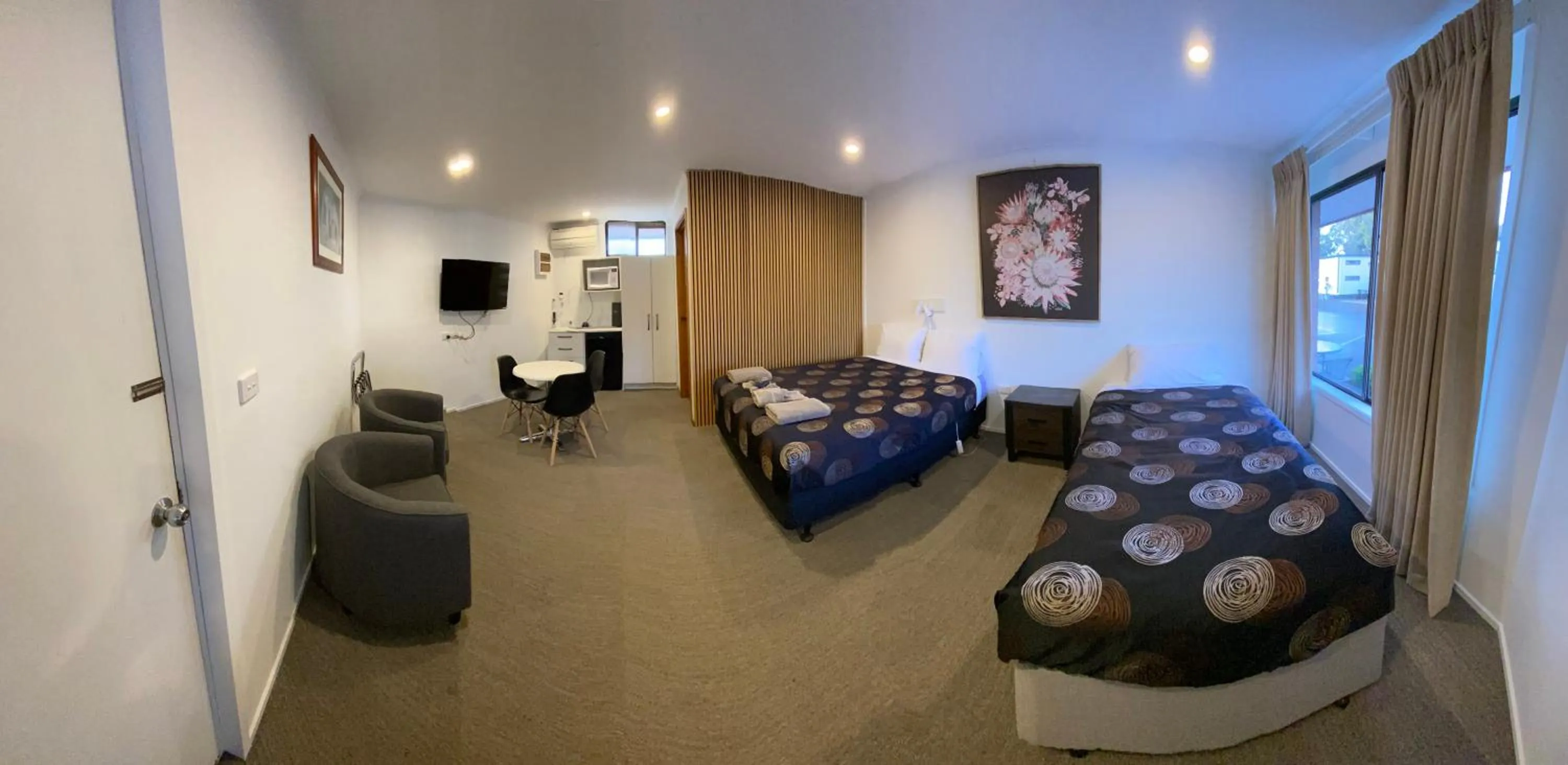 Photo of the whole room, Bed in Golden Country Motel and Caravan Park