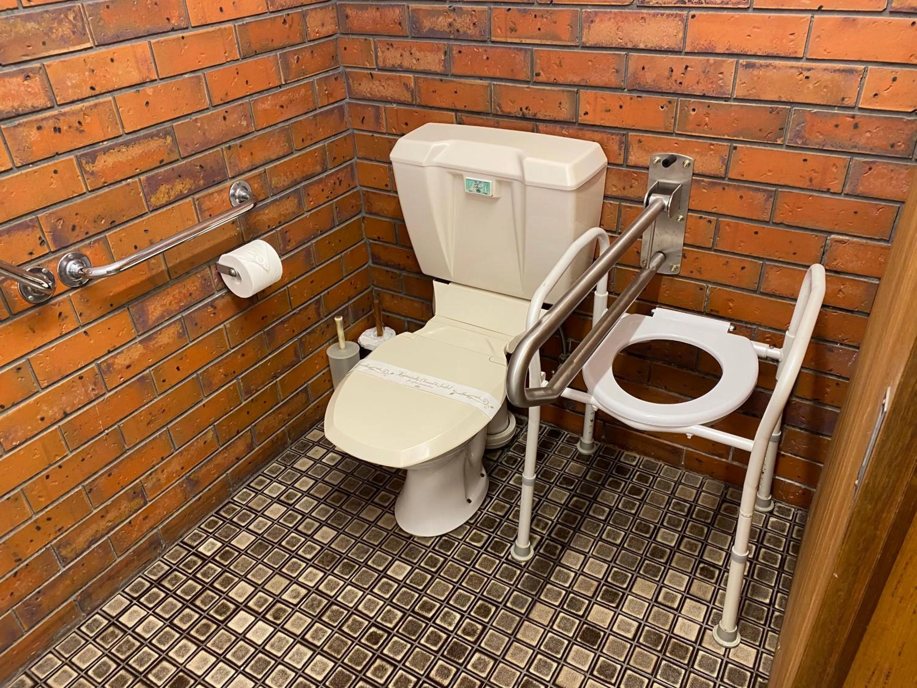 Toilet in Golden Country Motel and Caravan Park