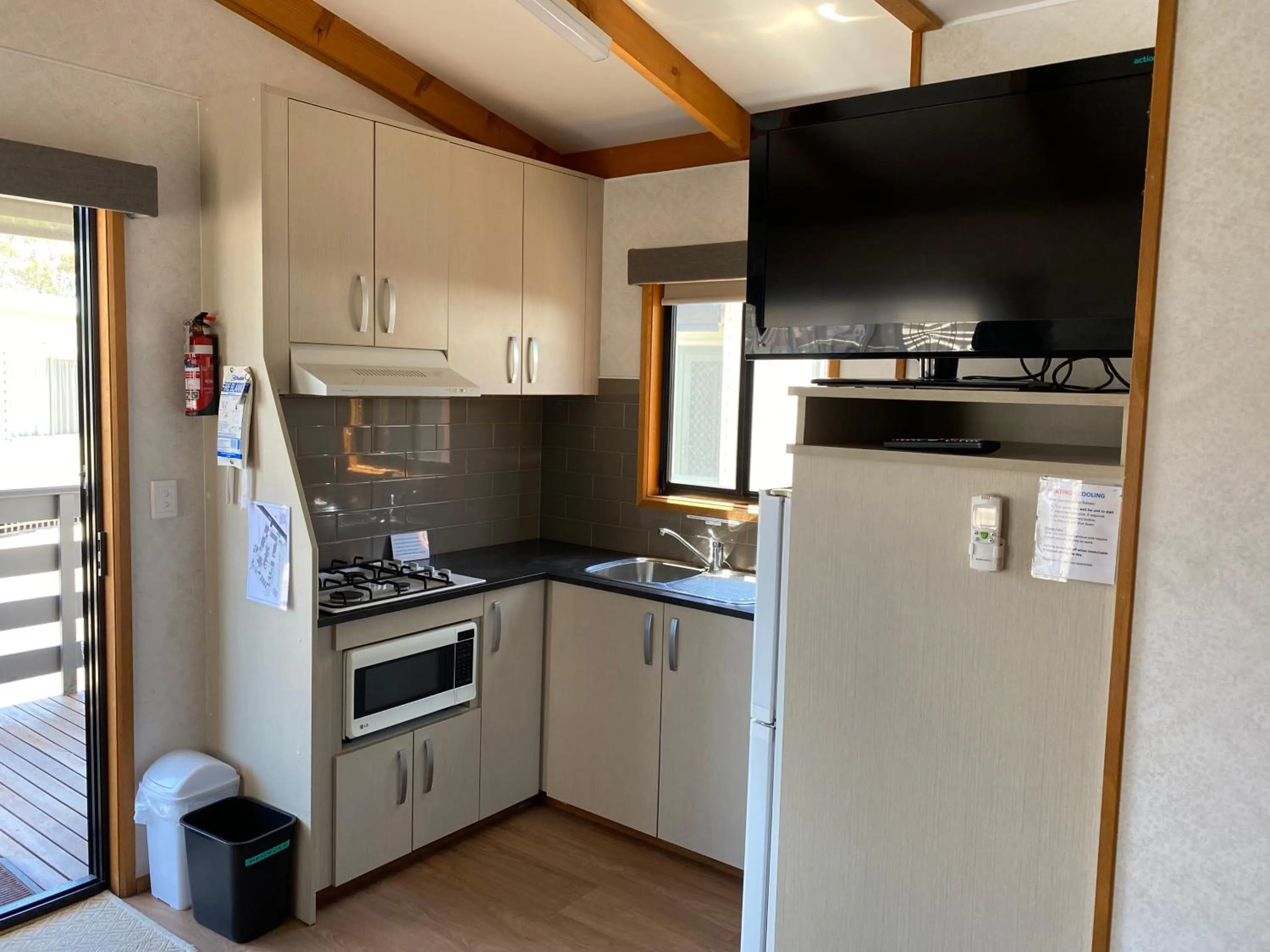 Kitchen or kitchenette in Golden Country Motel and Caravan Park