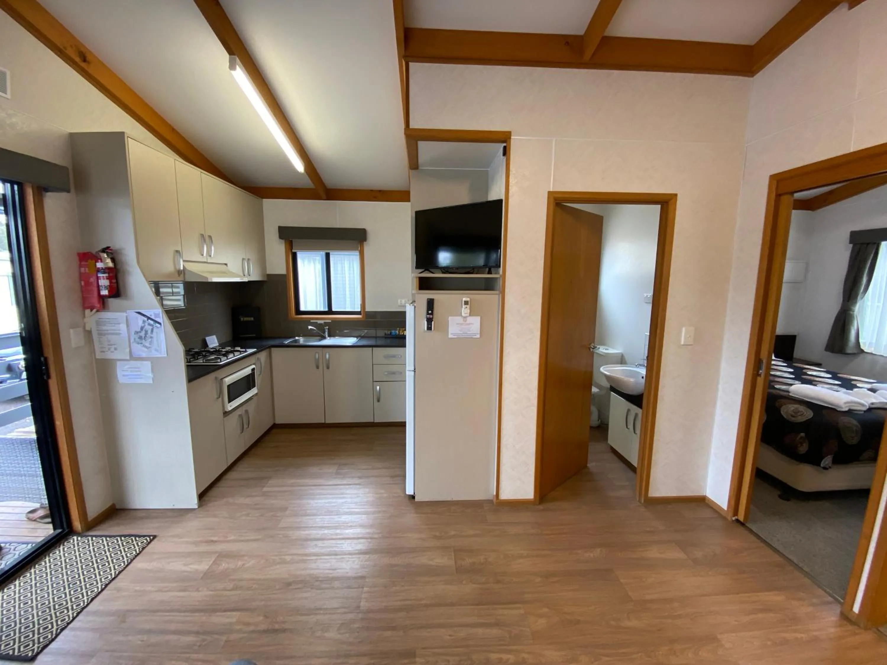 Bed in Golden Country Motel and Caravan Park