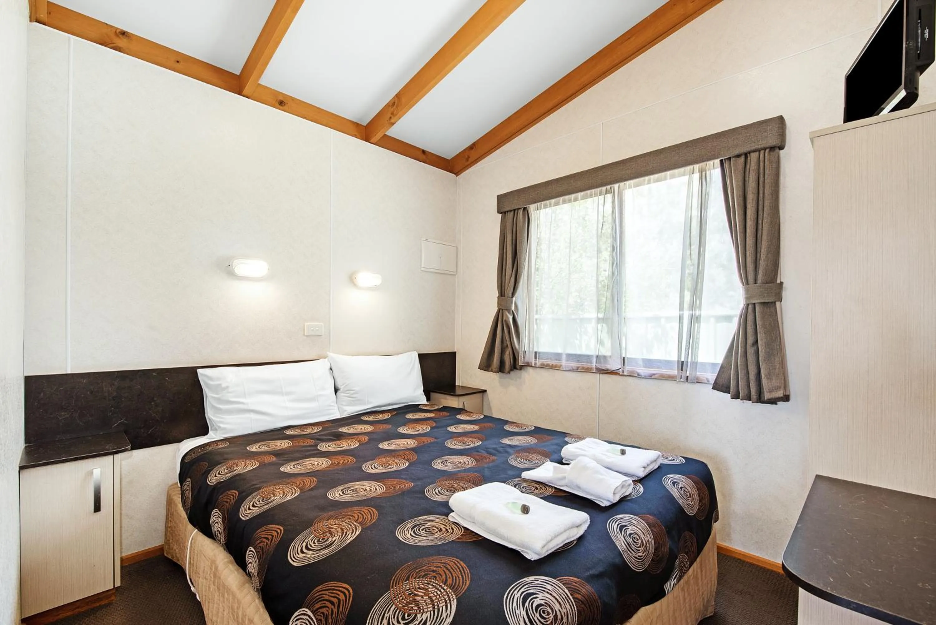 Bedroom, Bed in Golden Country Motel and Caravan Park