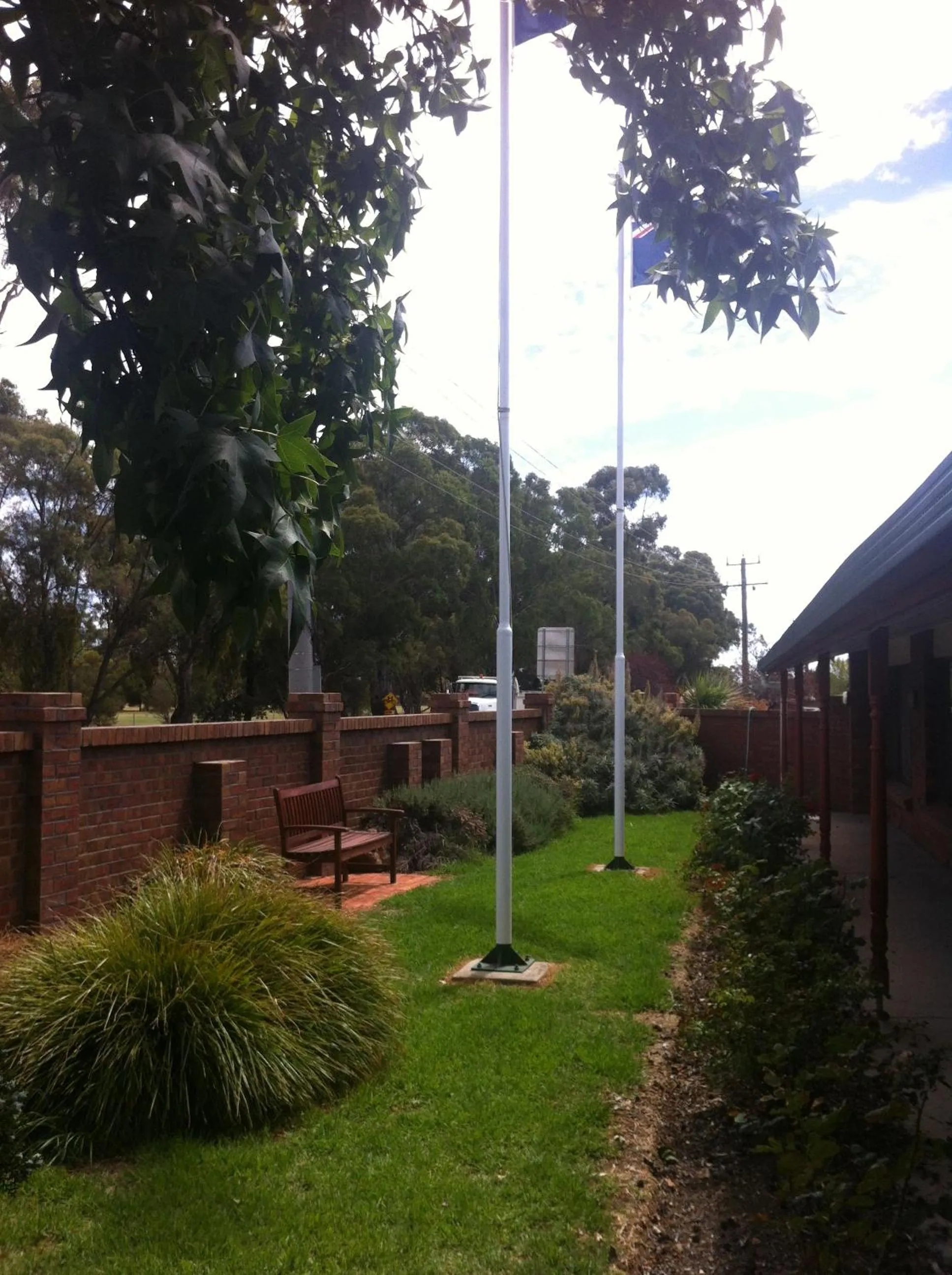 Garden view in Golden Country Motel and Caravan Park